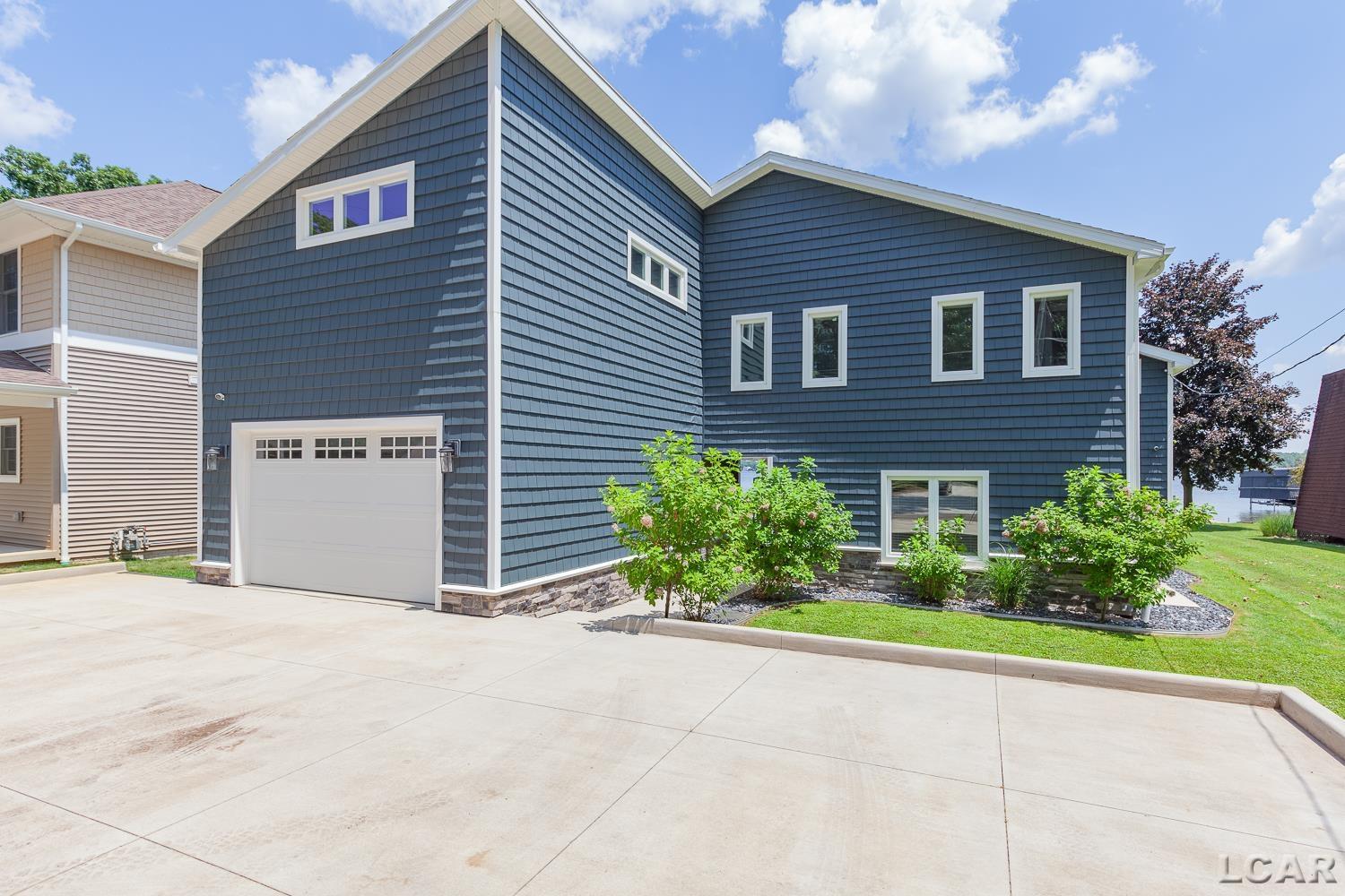 8210 Clark's Cove