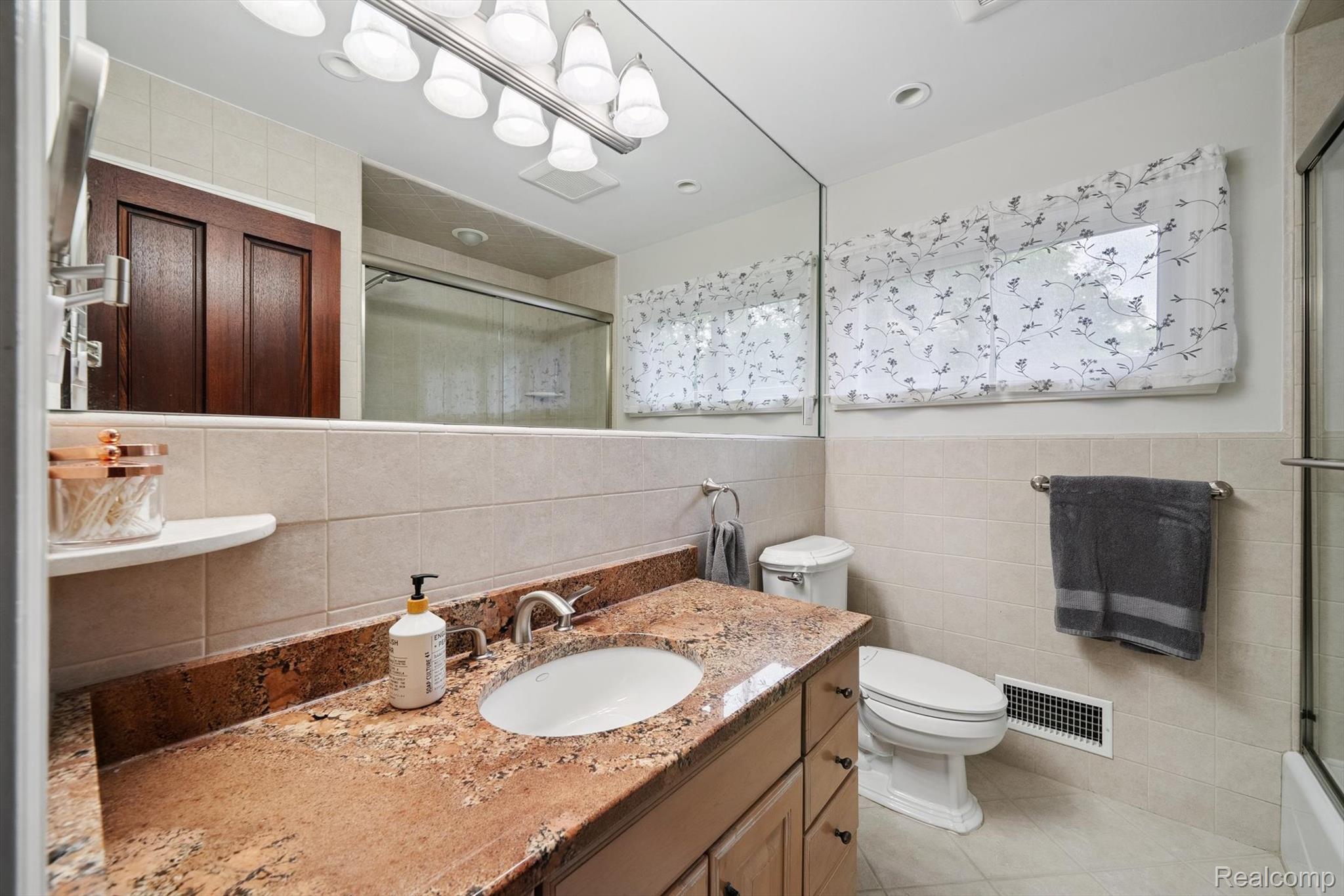 Bloomfield Hills City, Michigan 48302, United States, 4 Bedrooms Bedrooms, ,3 BathroomsBathrooms,Residential,Active,195962