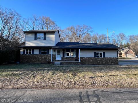 2034 E Nalone Wixom City MI 48393