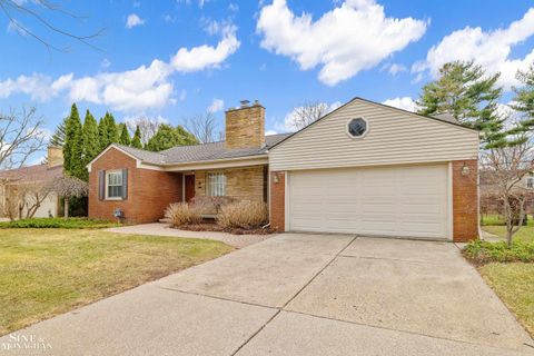 597 Hollywood Avenue Grosse Pointe Woods City MI 48236