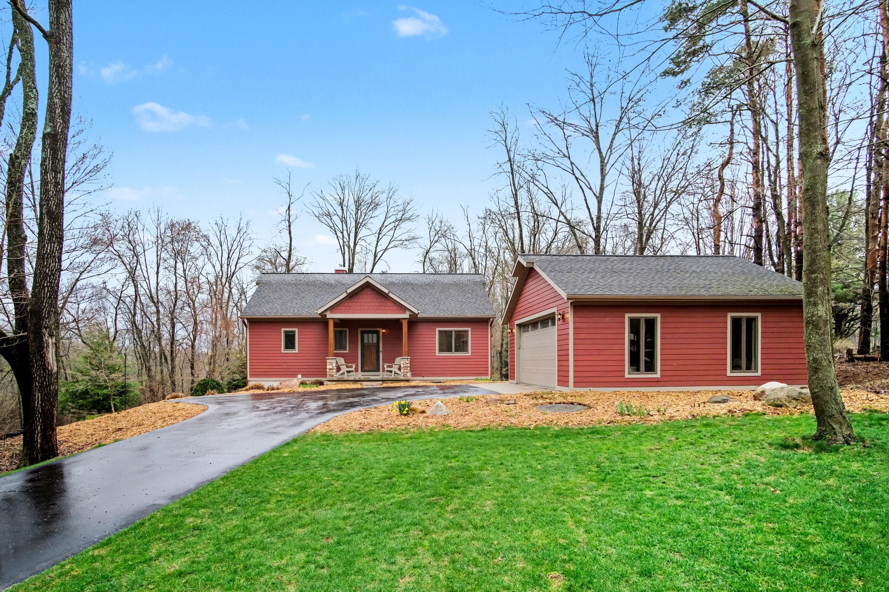 8421 Squires Street NE