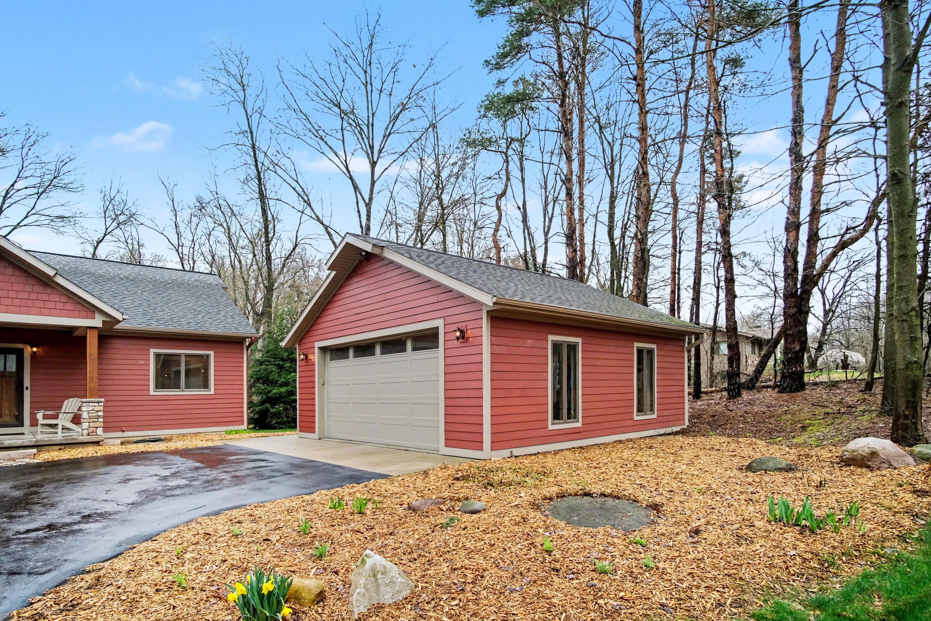 8421 Squires Street NE