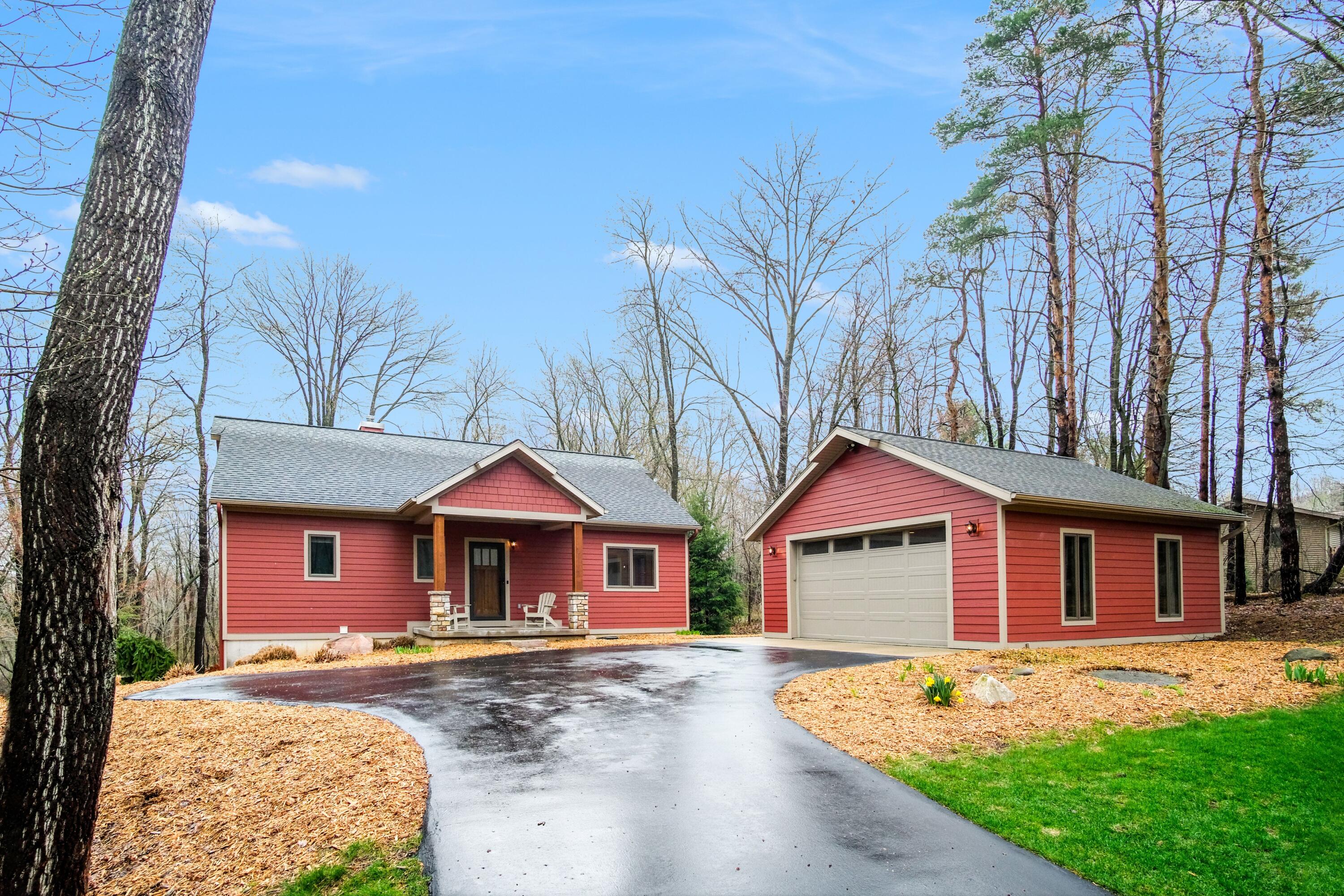 8421 Squires Street NE