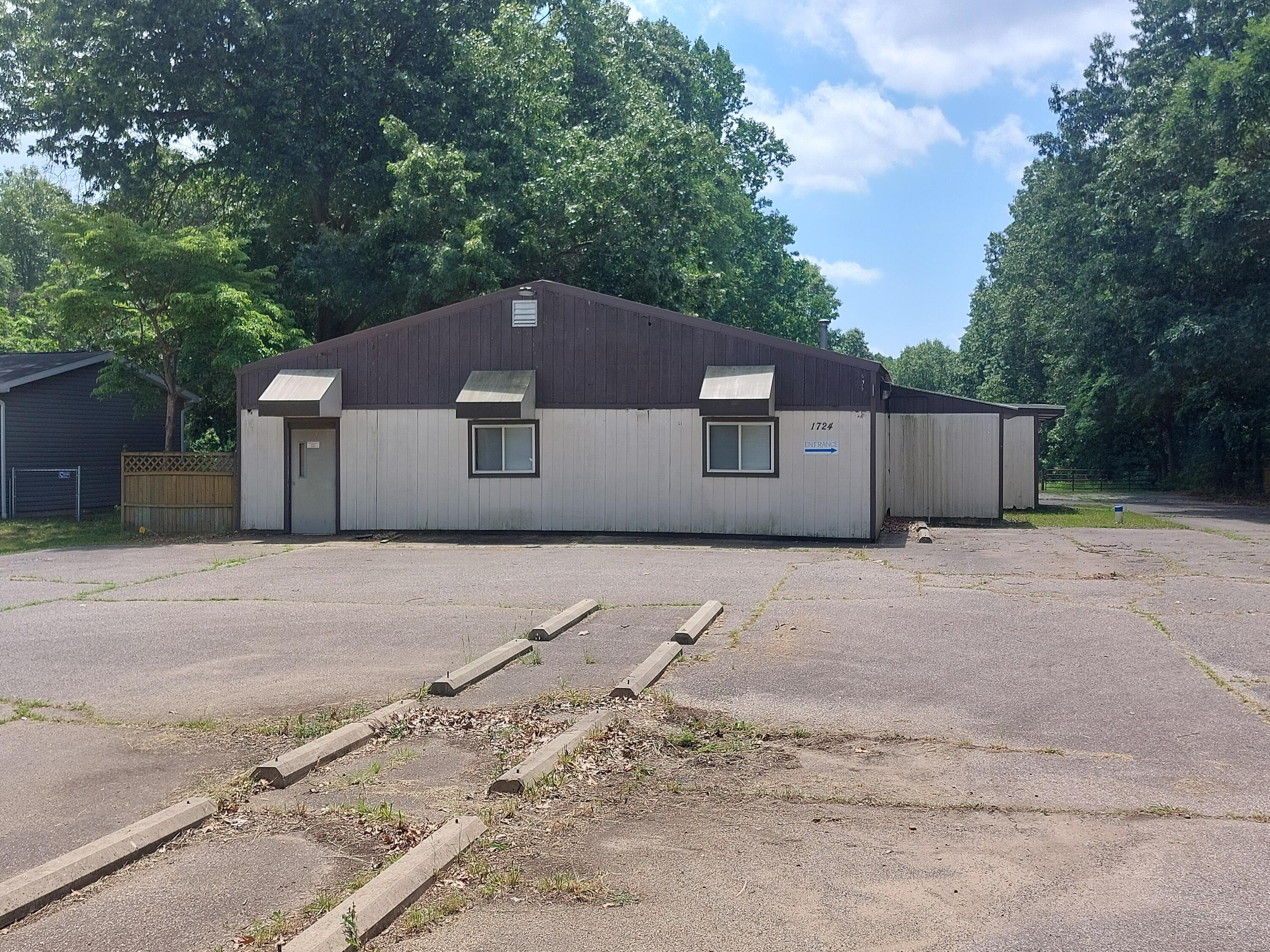 1724 E Bertrand Road