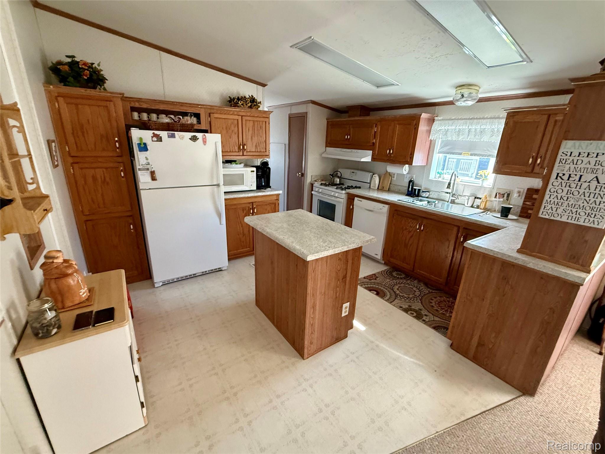 104 Shoreline Dr E