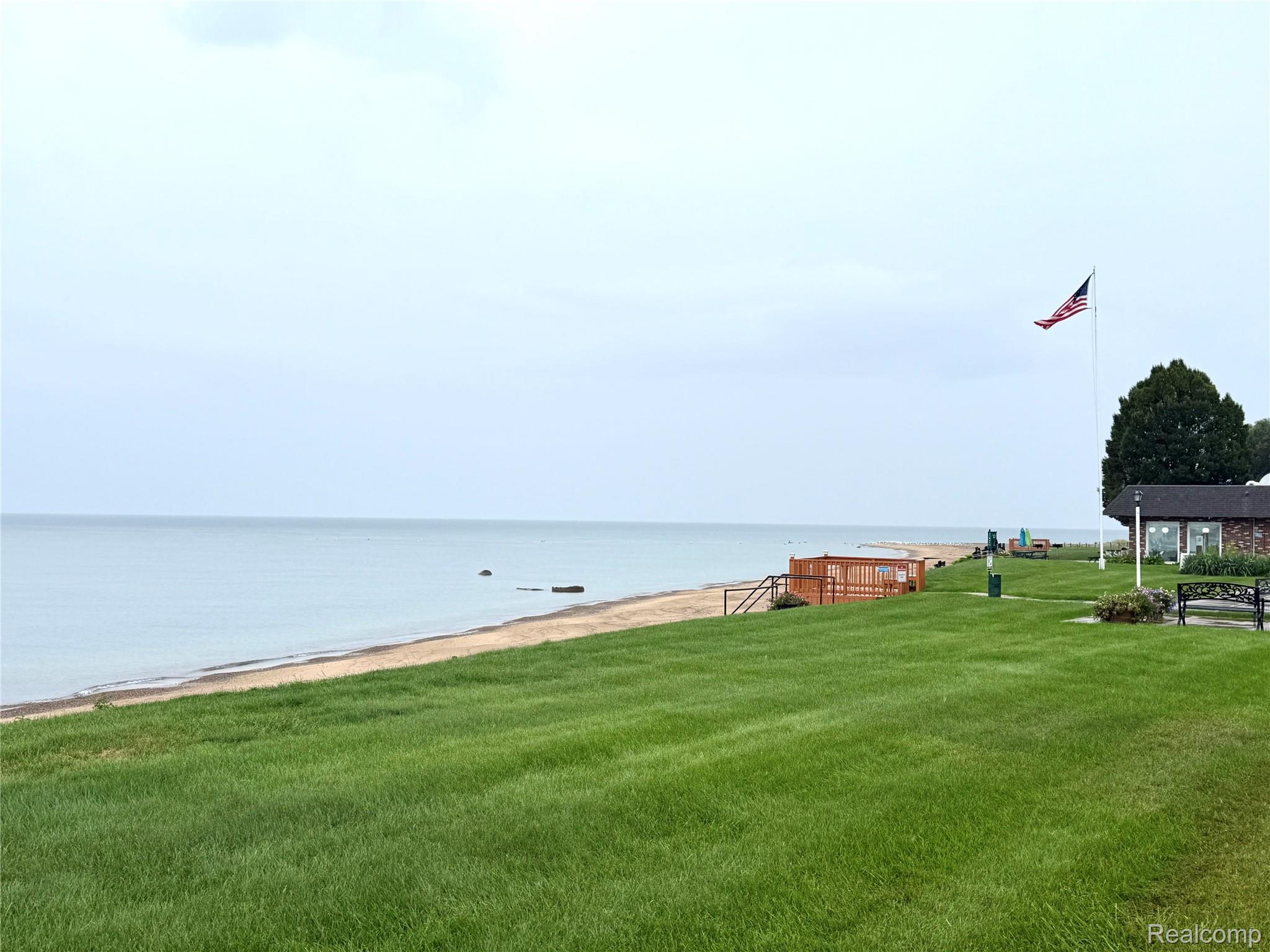 104 Shoreline Dr E