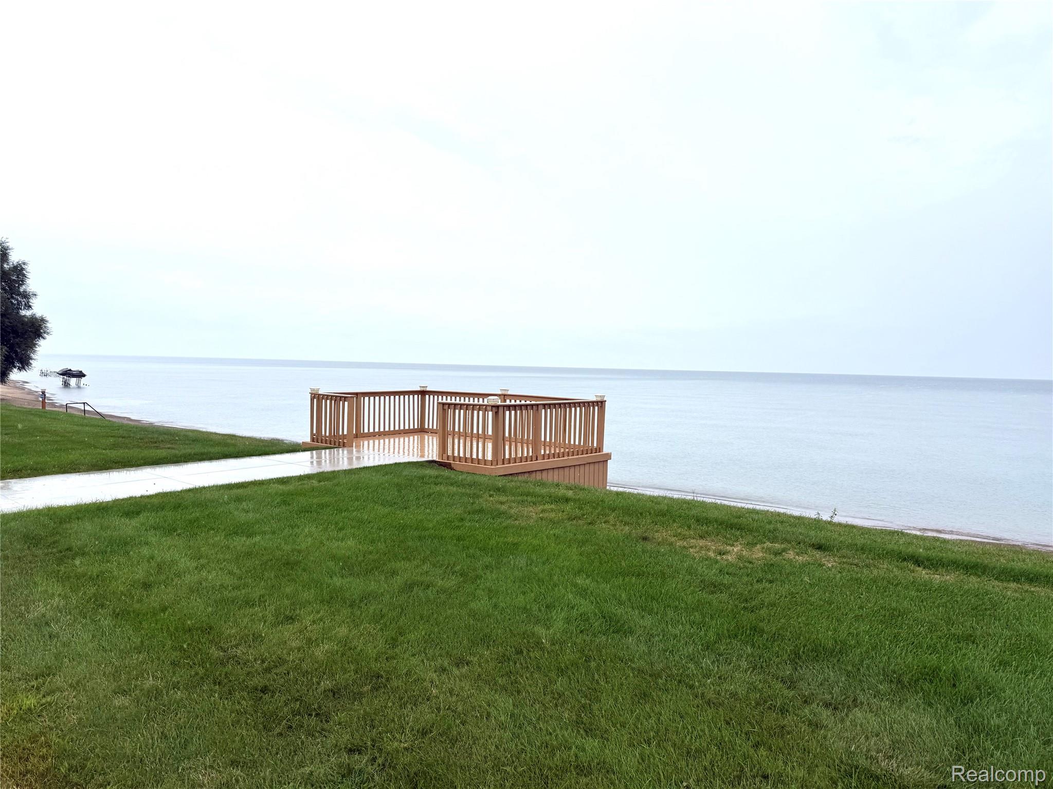 104 Shoreline Dr E
