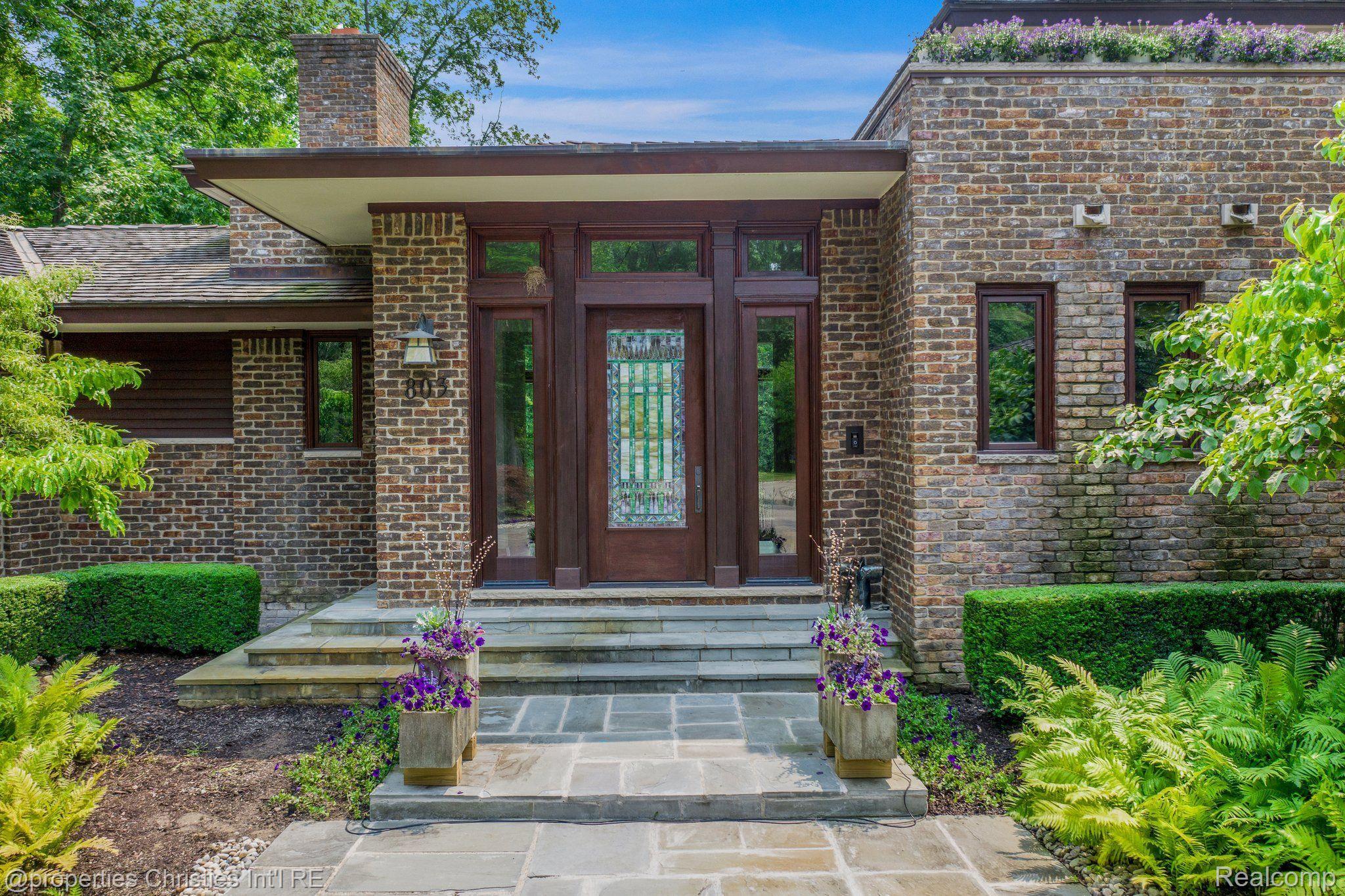 803 Canterbury Crescent