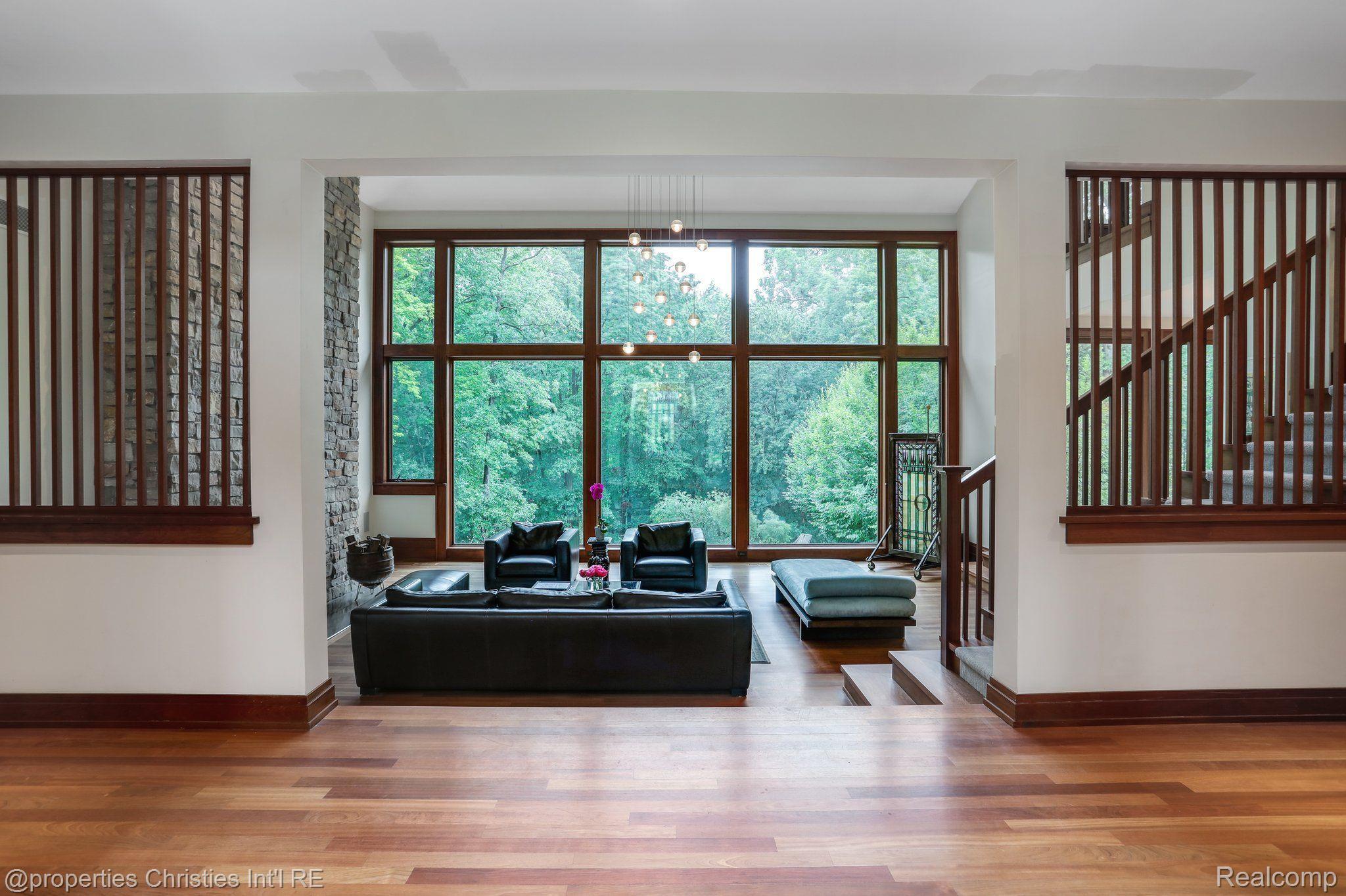 803 Canterbury Crescent
