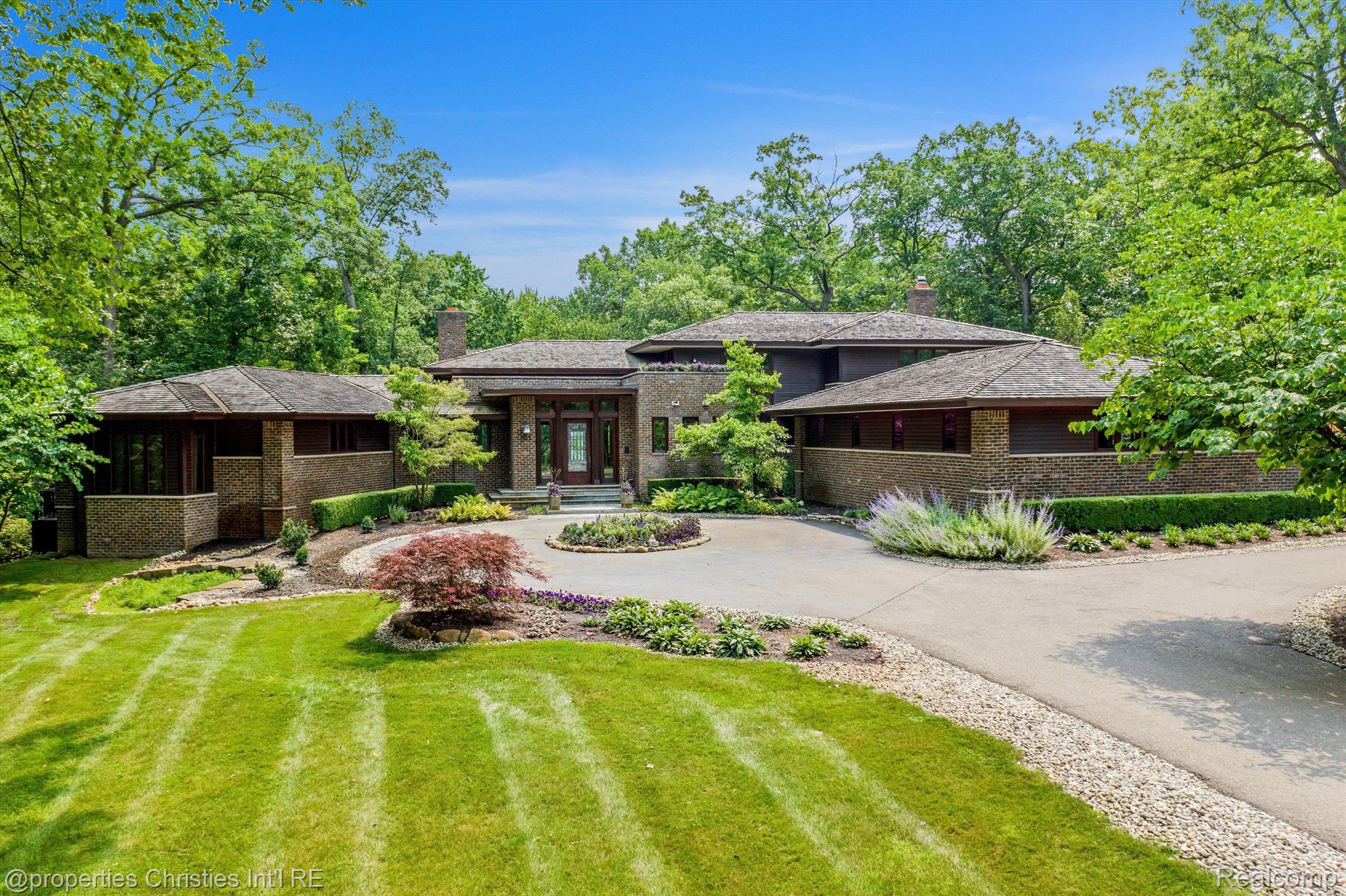 803 Canterbury Crescent
