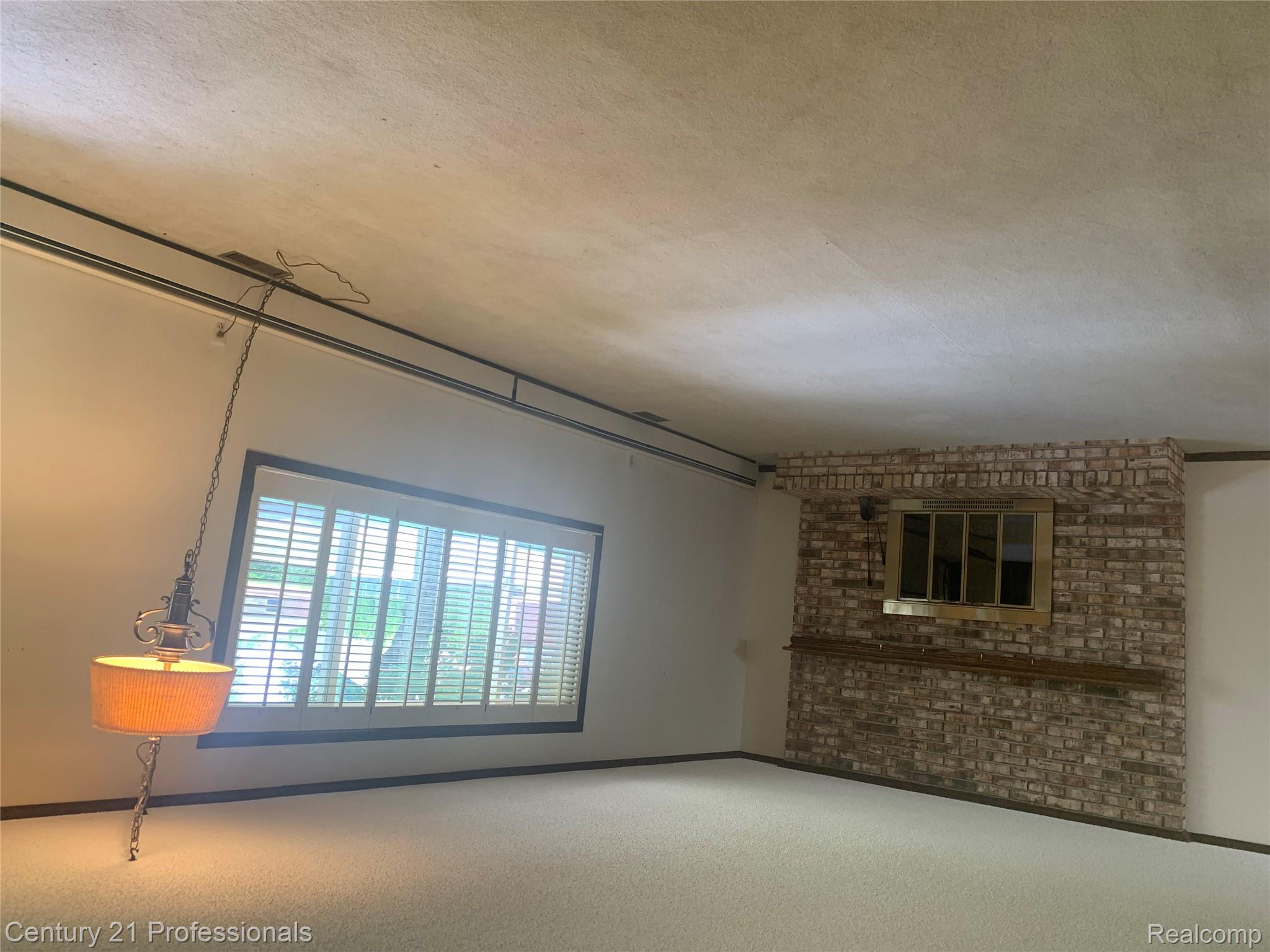 560 SYLVANWOOD Drive