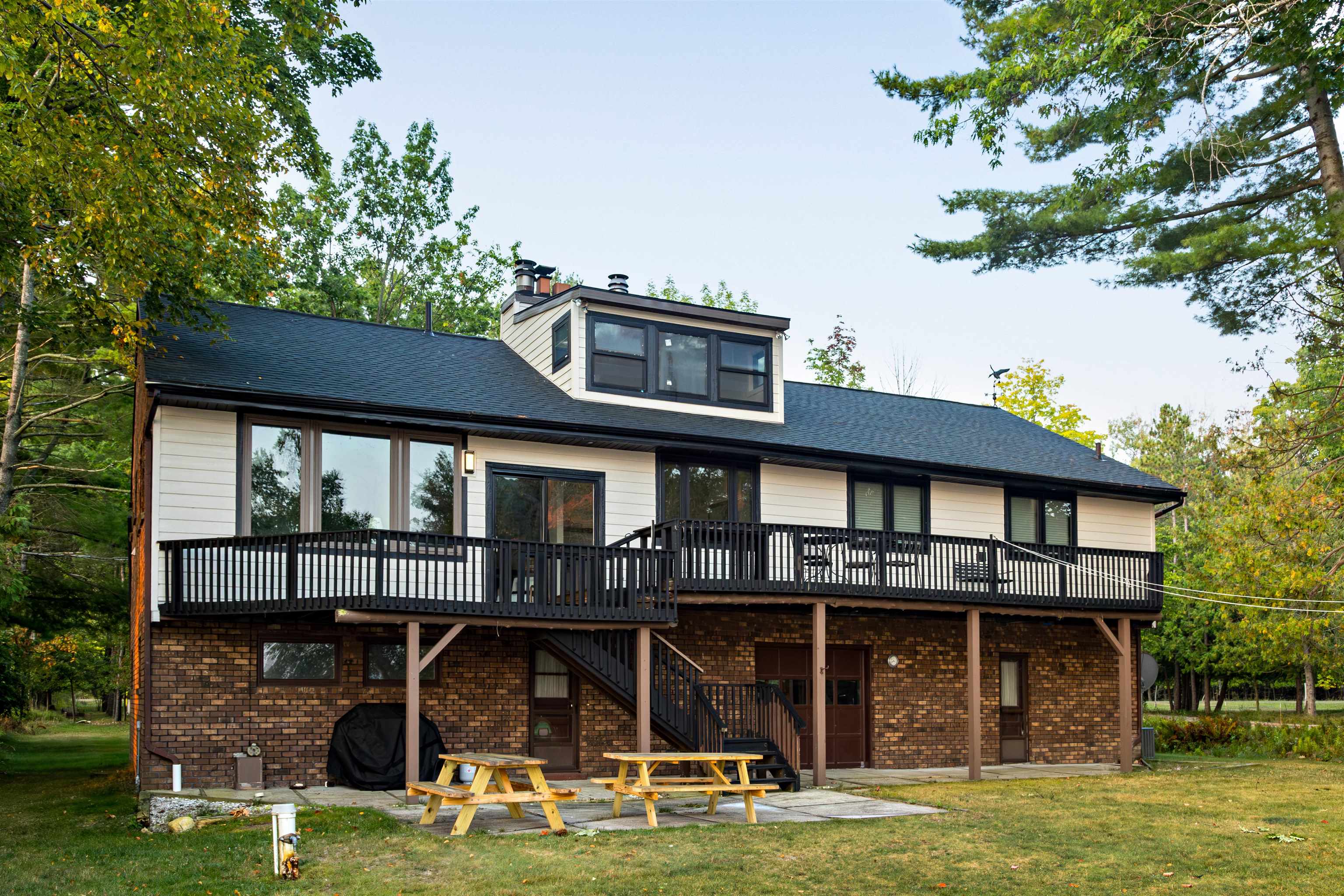 8112 Lakeside Trail