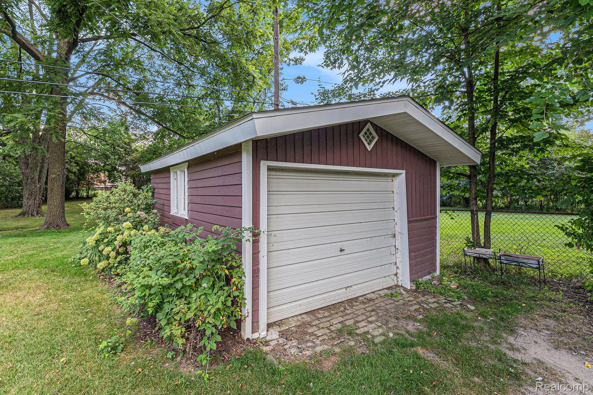 Troy City, Michigan 48085, United States, 3 Bedrooms Bedrooms, ,1 BathroomBathrooms,Residential,Active,191942