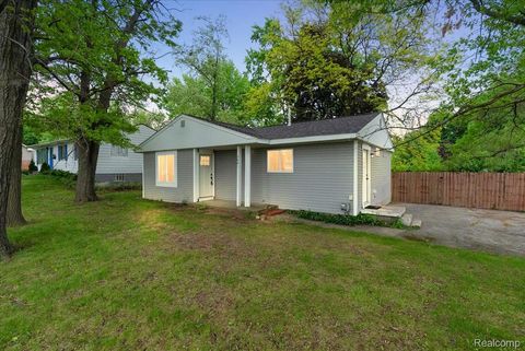Photo of 3061 Culbertson Avenue, Rochester Hills City, MI 48307 (MLS # 20261036127)