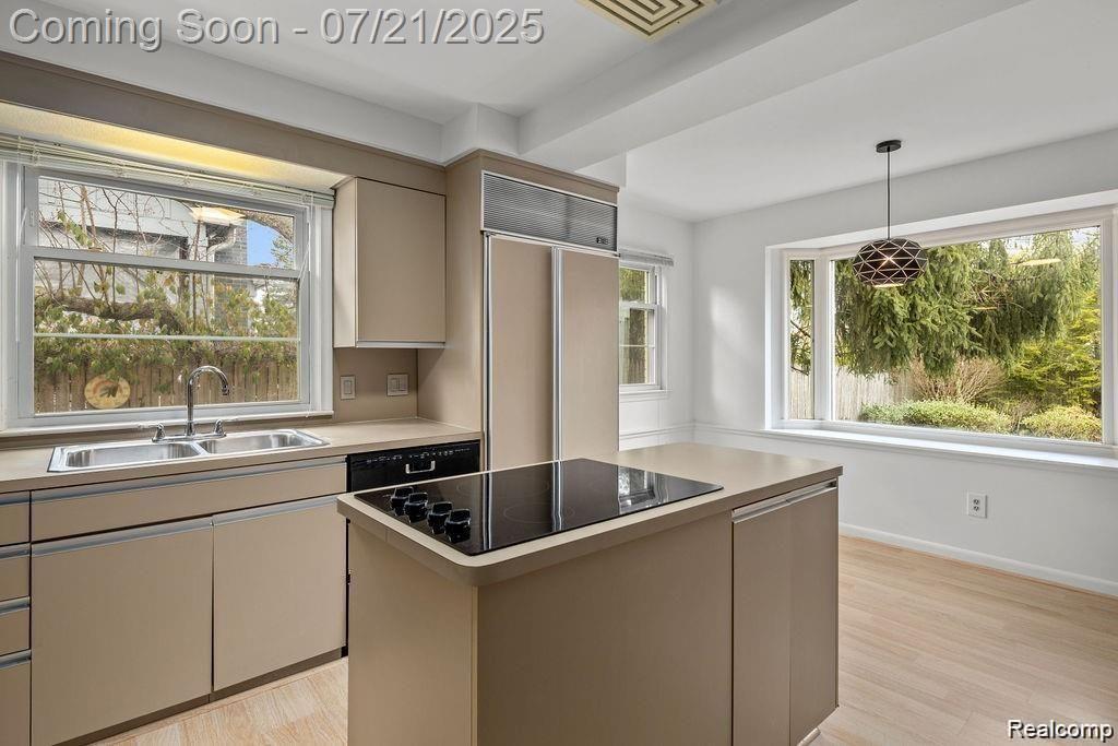 Birmingham City, Michigan 48009, United States, 2 Bedrooms Bedrooms, ,2 BathroomsBathrooms,Residential,Coming Soon,174264