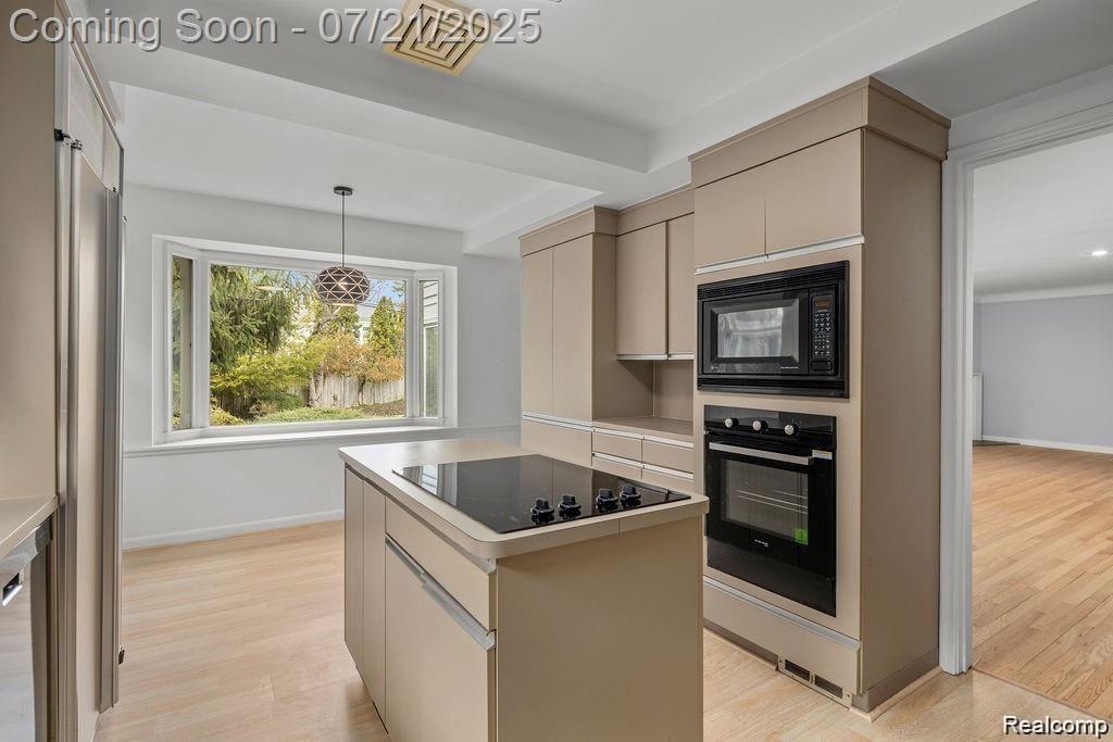 Birmingham City, Michigan 48009, United States, 2 Bedrooms Bedrooms, ,2 BathroomsBathrooms,Residential,Coming Soon,174264