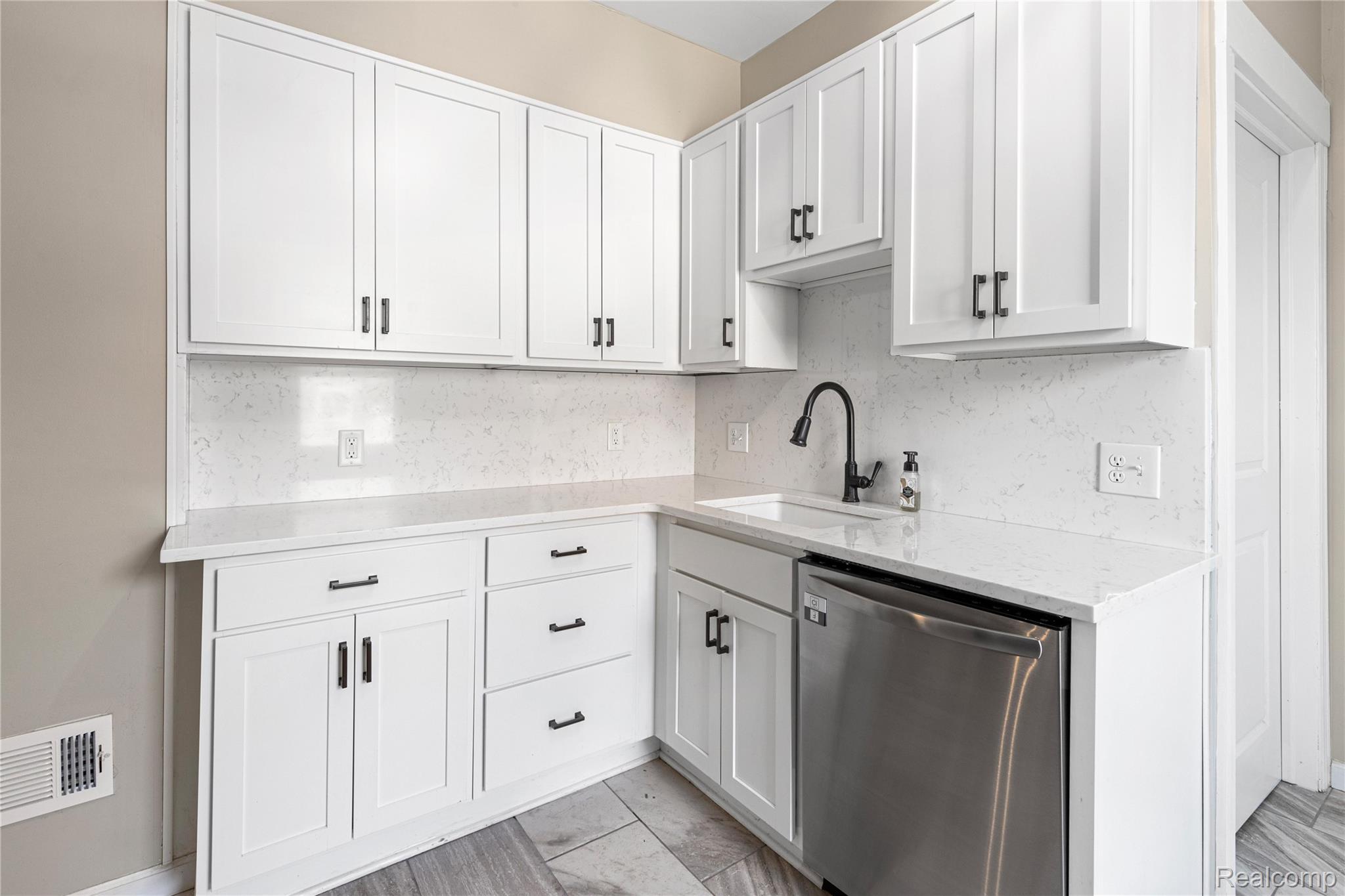 Detroit City, Michigan 48202, United States, 3 Bedrooms Bedrooms, ,1 BathroomBathrooms,Residential,Active,165668