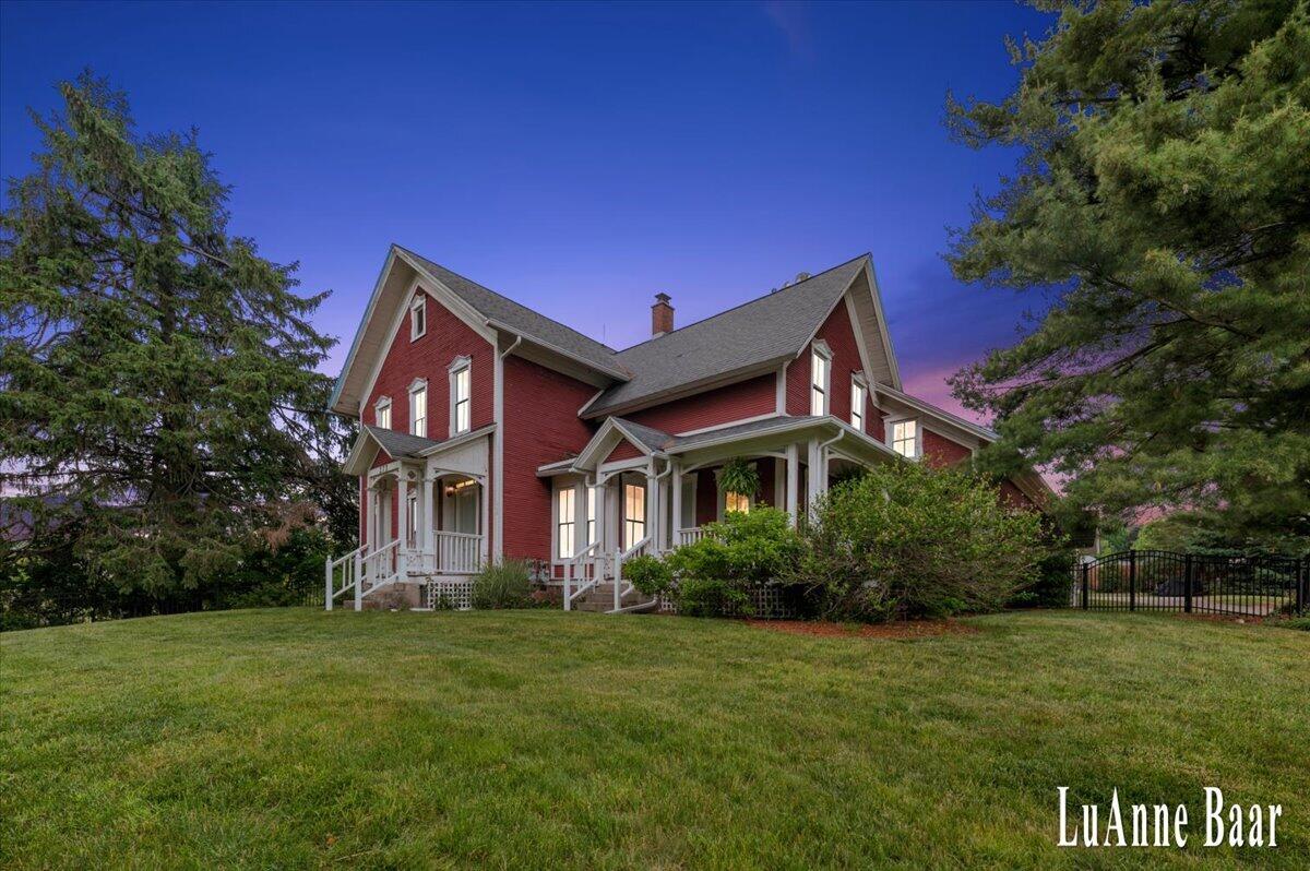 273 W Division Street NE