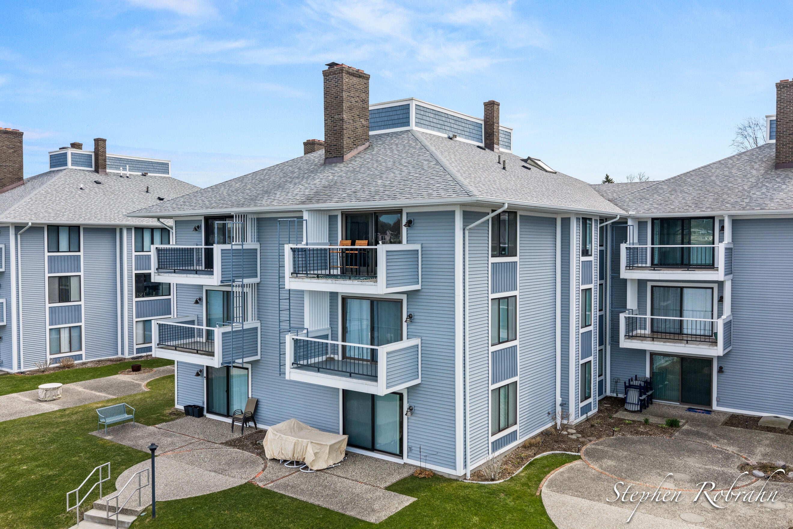 400 Lakeview Court 19C