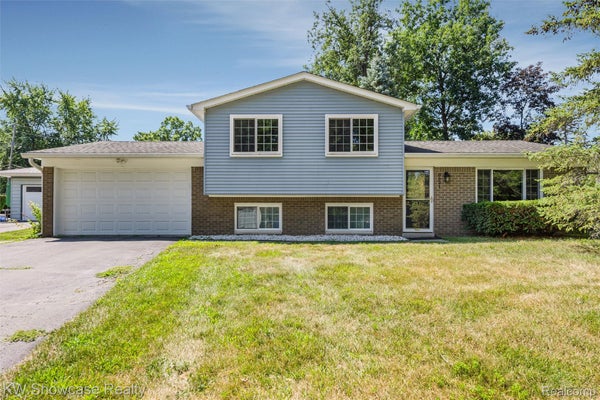 8621 OAKSIDE AVE, COMMERCE TOWNSHIP, MI 48382 - Image f2b6517c1f277d2c7519641b014f56da/2158138236