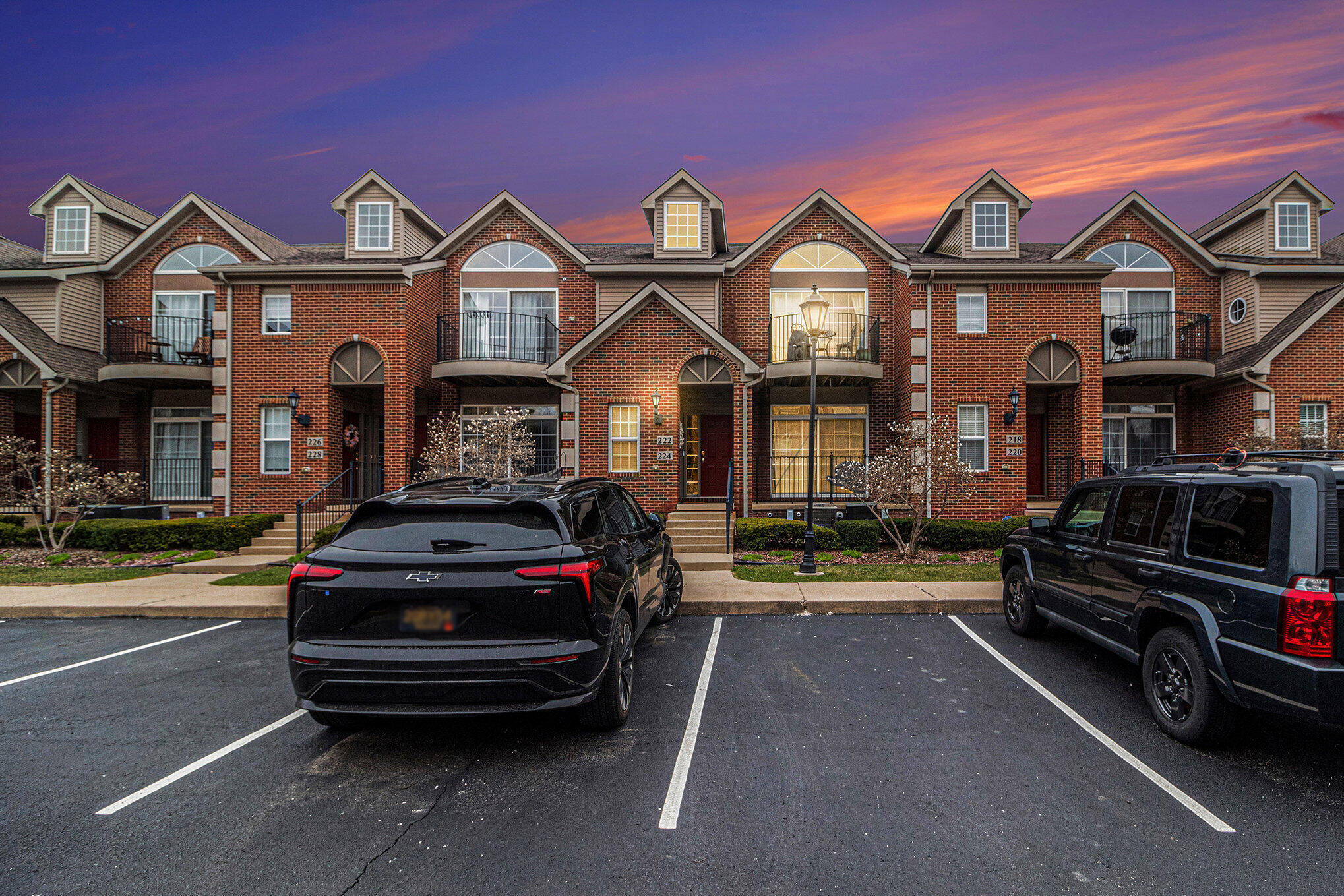 222 W Oakbrook Drive