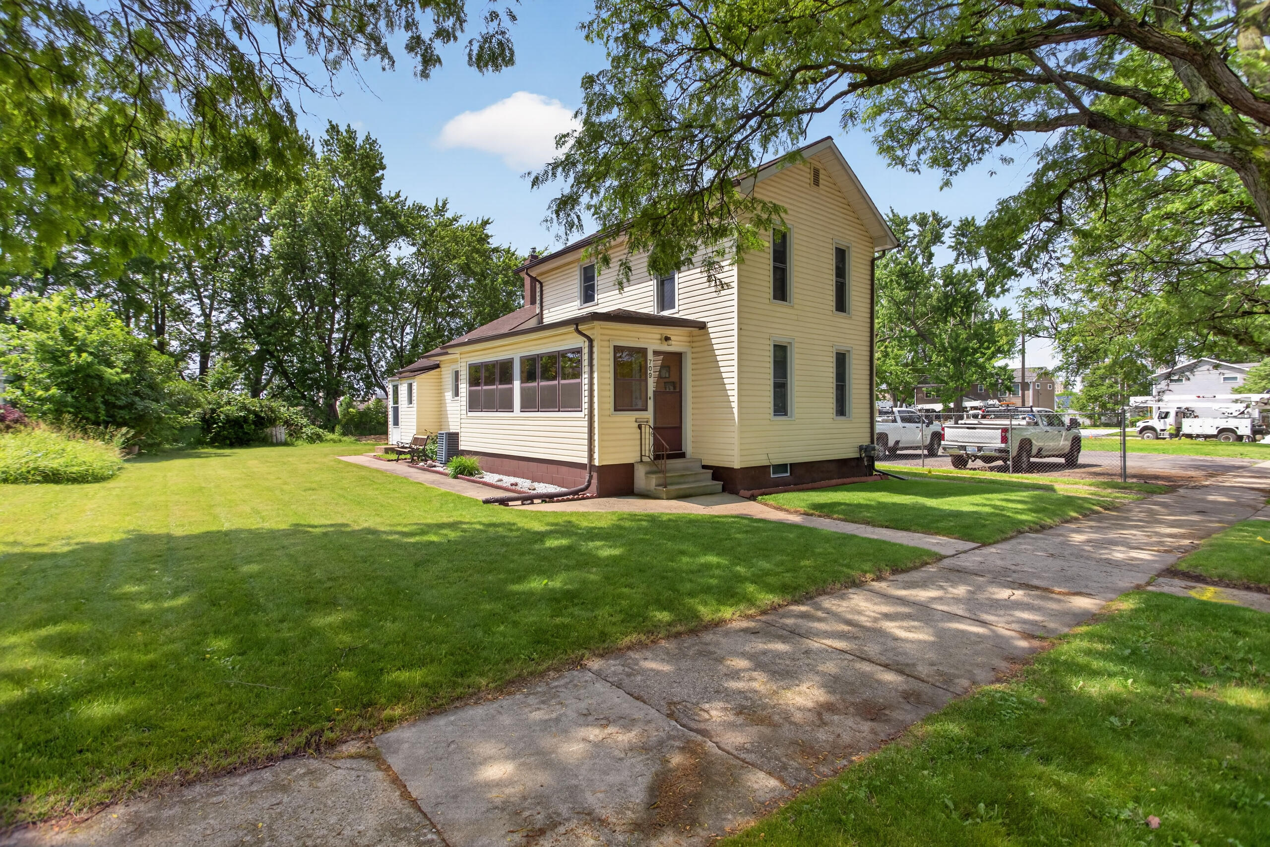 709 Detroit Street