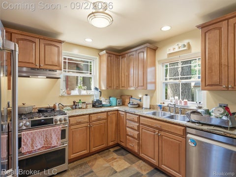 Tiny photo for 446 W Drayton Street, Ferndale City, MI 48220 (MLS # 20261068901)