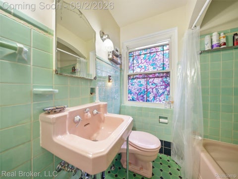 Tiny photo for 446 W Drayton Street, Ferndale City, MI 48220 (MLS # 20261068901)