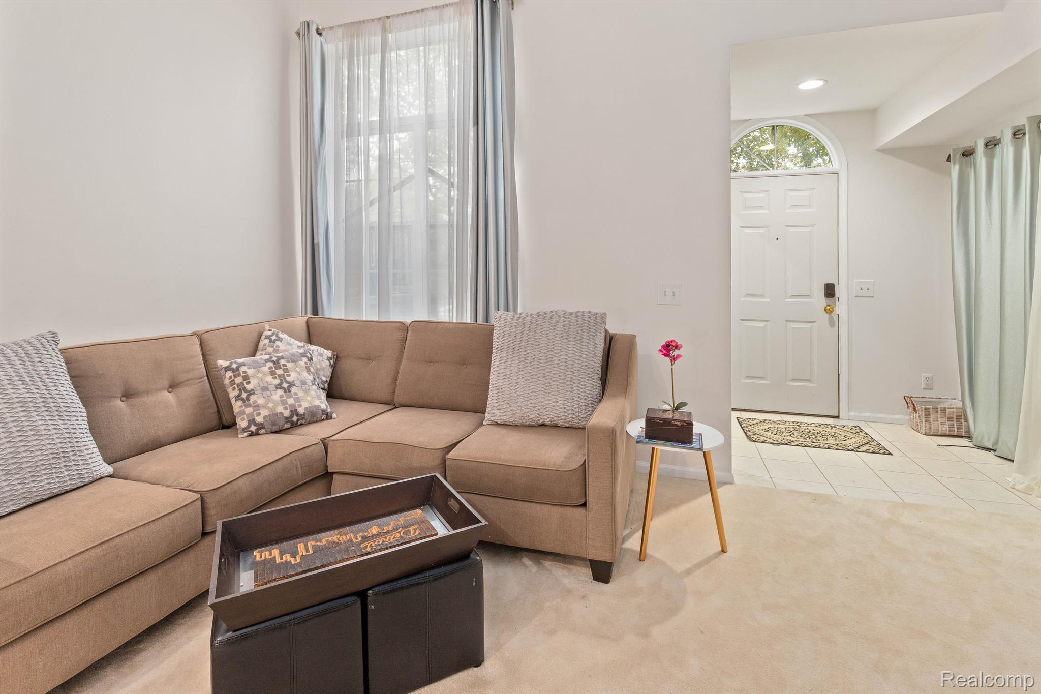 Detroit City, Michigan 48207, United States, 2 Bedrooms Bedrooms, ,2 BathroomsBathrooms,Residential,Active,236827