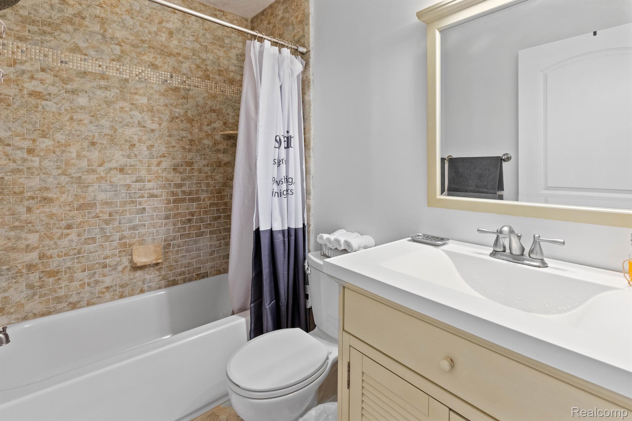 Detroit City, Michigan 48207, United States, 2 Bedrooms Bedrooms, ,2 BathroomsBathrooms,Residential,Active,236827