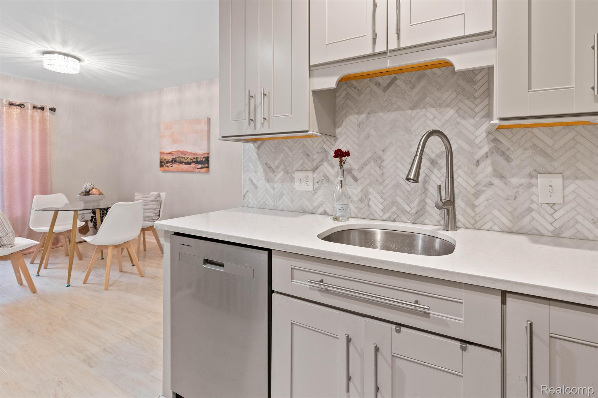 Detroit City, Michigan 48207, United States, 2 Bedrooms Bedrooms, ,2 BathroomsBathrooms,Residential,Active,236827