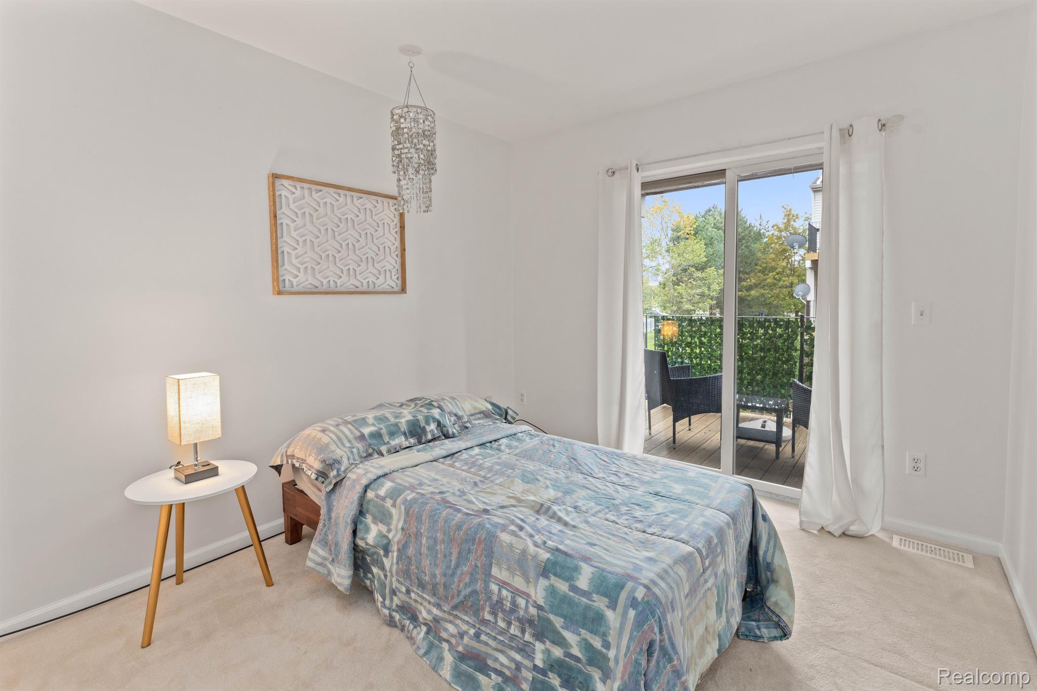 Detroit City, Michigan 48207, United States, 2 Bedrooms Bedrooms, ,2 BathroomsBathrooms,Residential,Active,236827