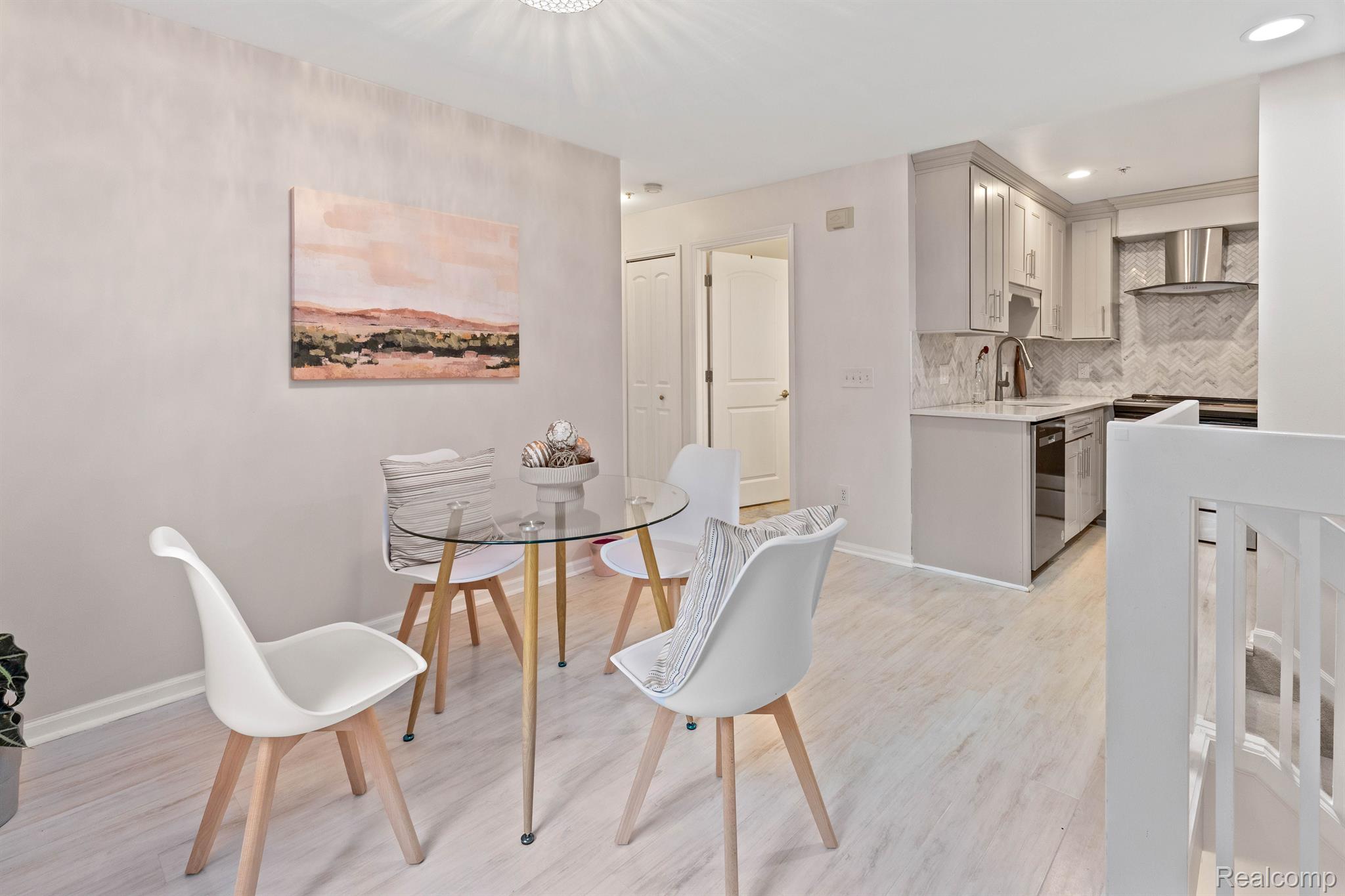 Detroit City, Michigan 48207, United States, 2 Bedrooms Bedrooms, ,2 BathroomsBathrooms,Residential,Active,236827