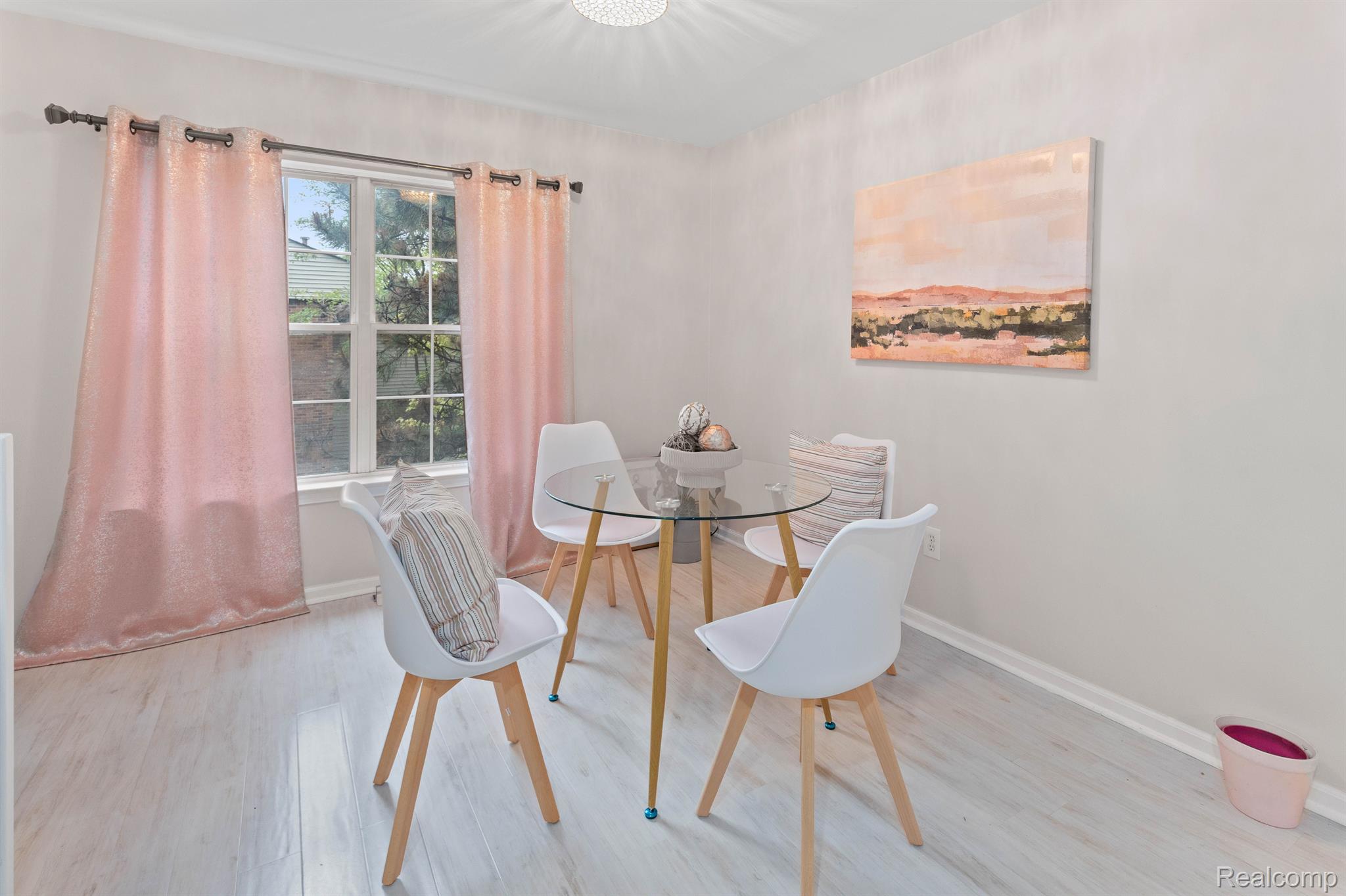 Detroit City, Michigan 48207, United States, 2 Bedrooms Bedrooms, ,2 BathroomsBathrooms,Residential,Active,236827