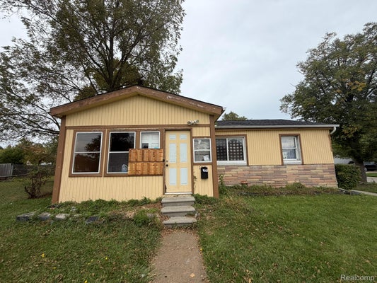 130 CLEMENS ST, MOUNT CLEMENS, MI 48043 - Image f359399232bb3233149f85c3fb4faeed/1368951645