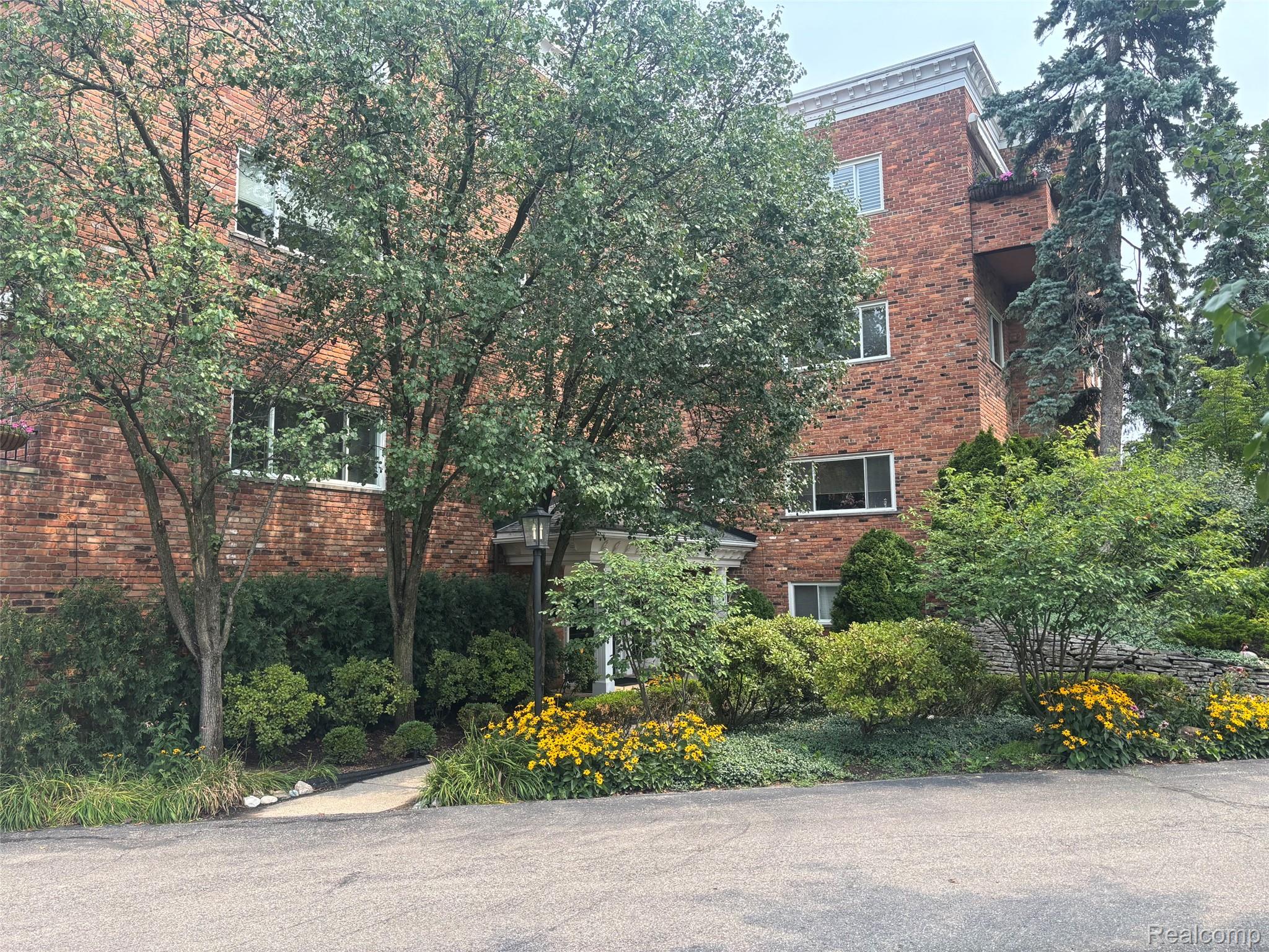 450 Oak Avenue 100