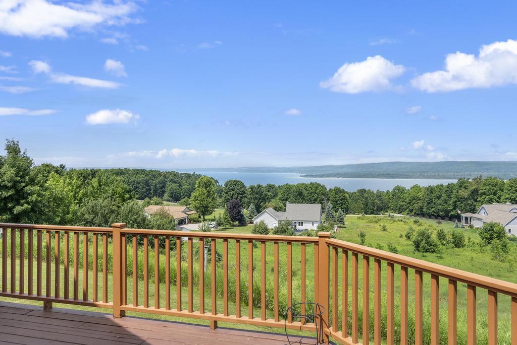 136 Lakeridge Trail