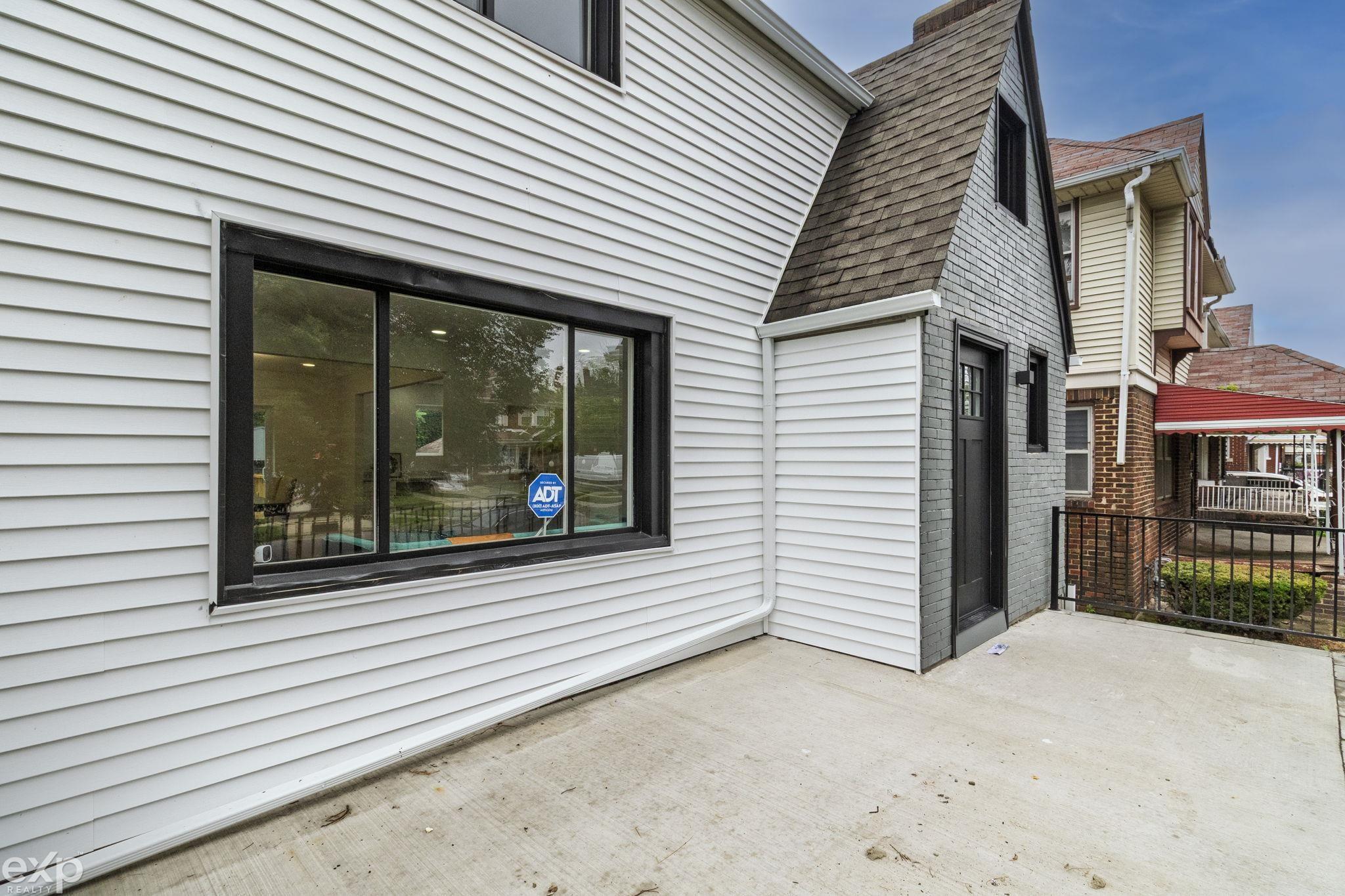 2744 Lawrence Street