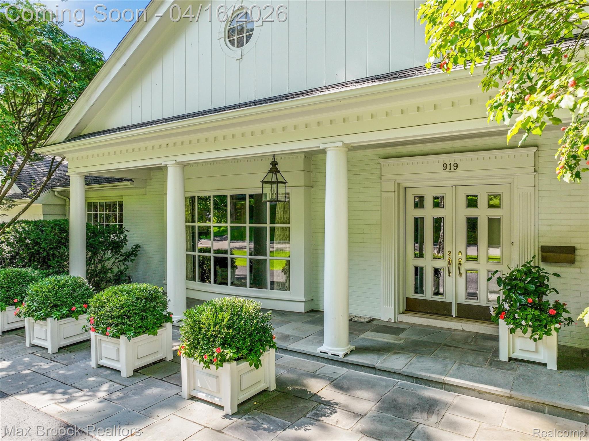 919 W Glengarry Circle