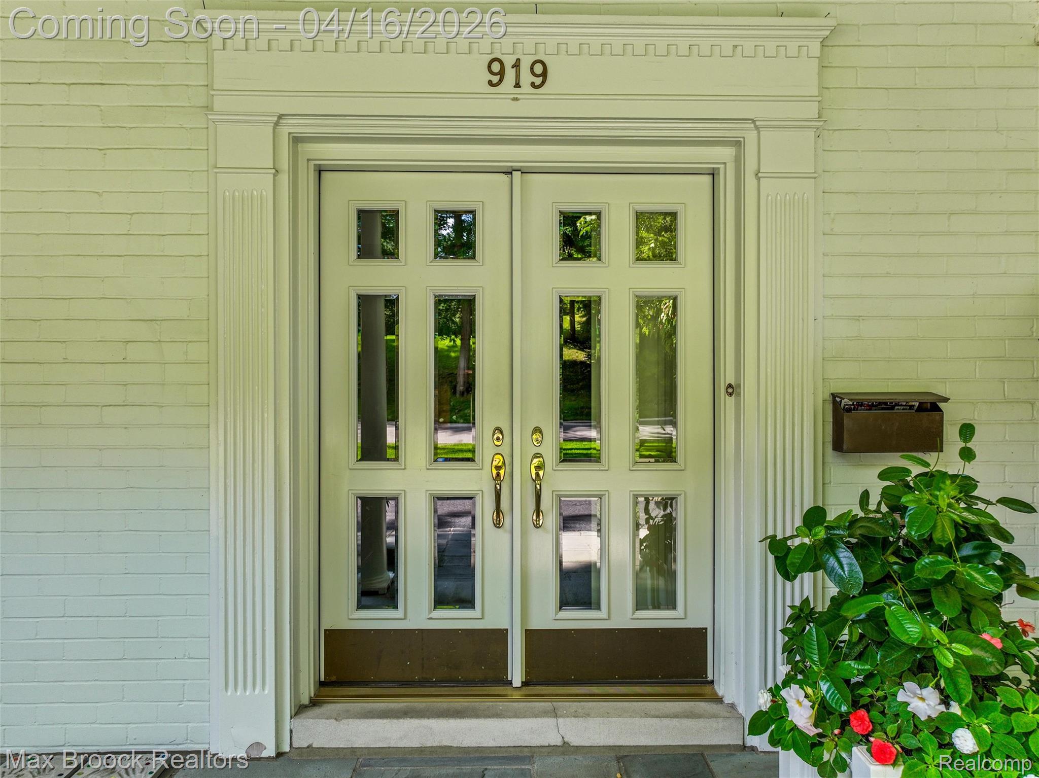 919 W Glengarry Circle