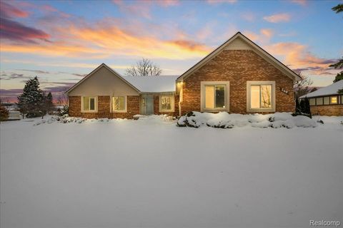 Photo of 249 E Silverbell Road, Orion Charter Township, MI 48360 (MLS # 20251059992)