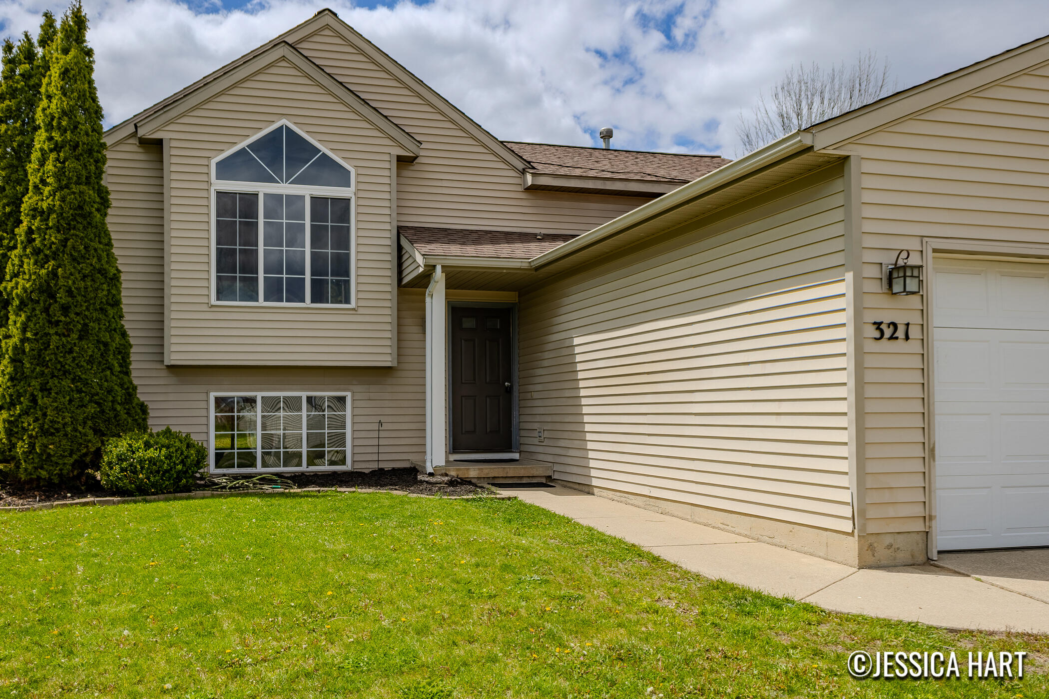 321 Pioneer Trail NE