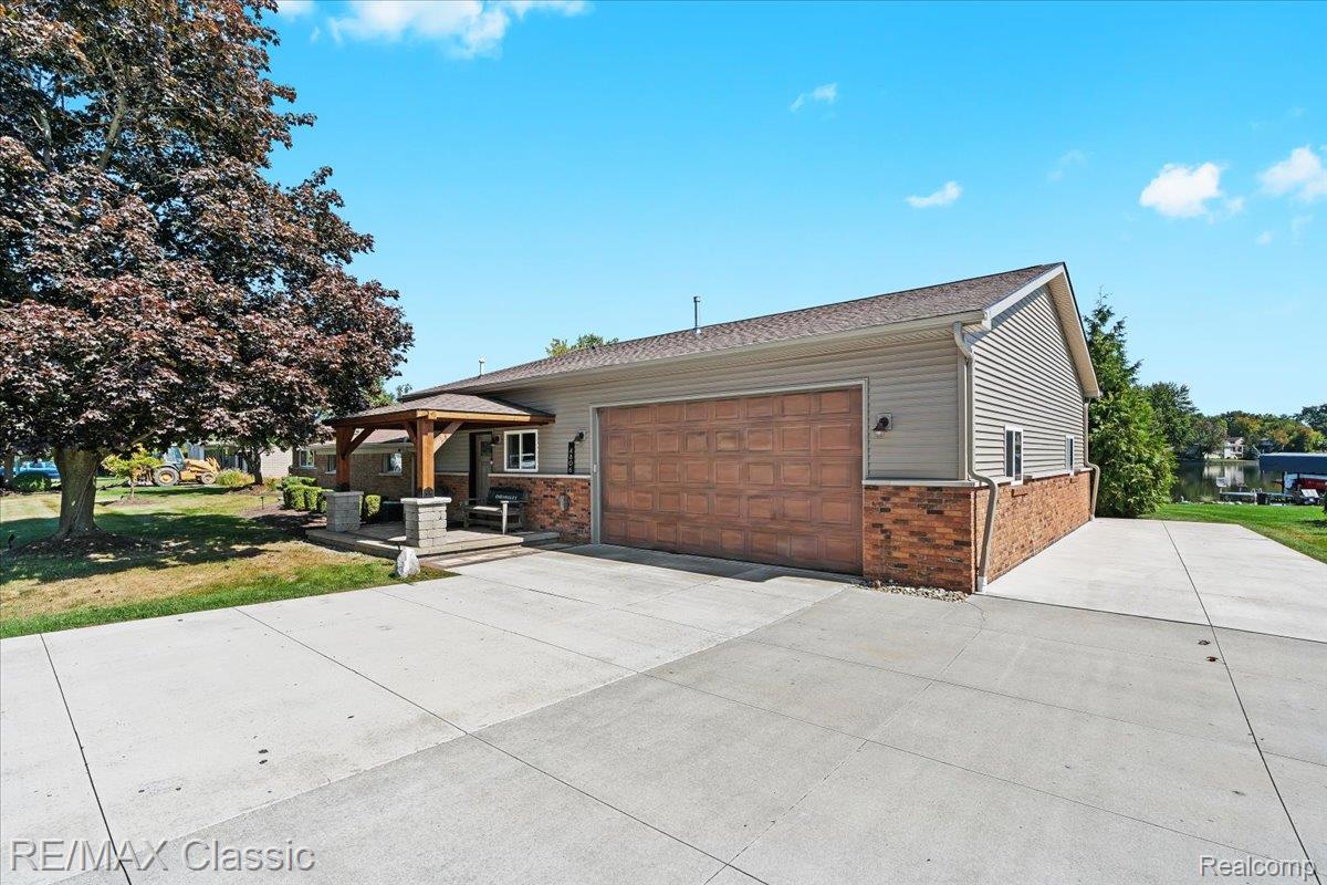 4806 Surfwood Drive