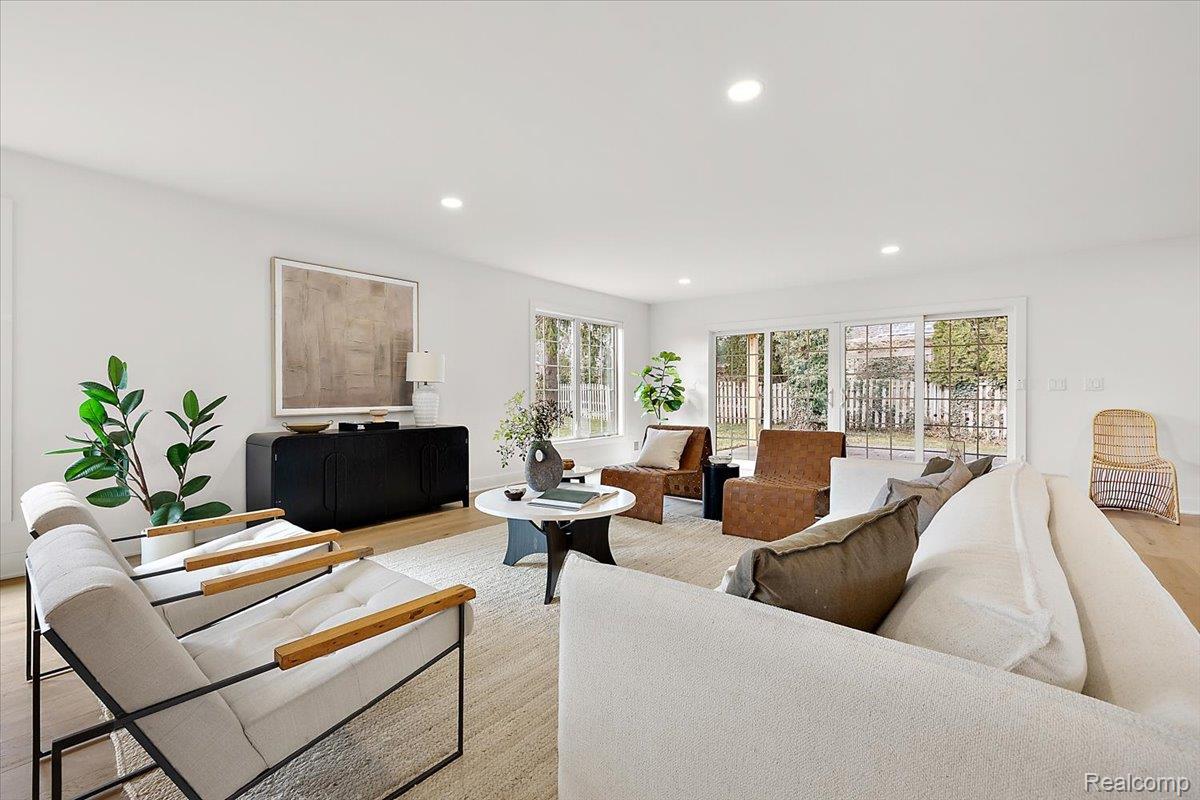 963 Lochmoor Boulevard