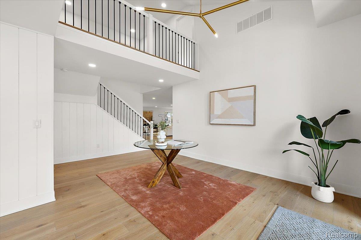 963 Lochmoor Boulevard