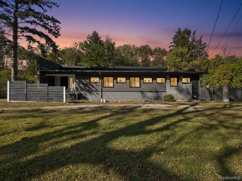 23463 Berg Road Southfield City MI 48033