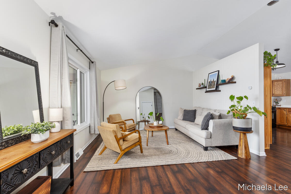 6737 Gran Via Drive NE