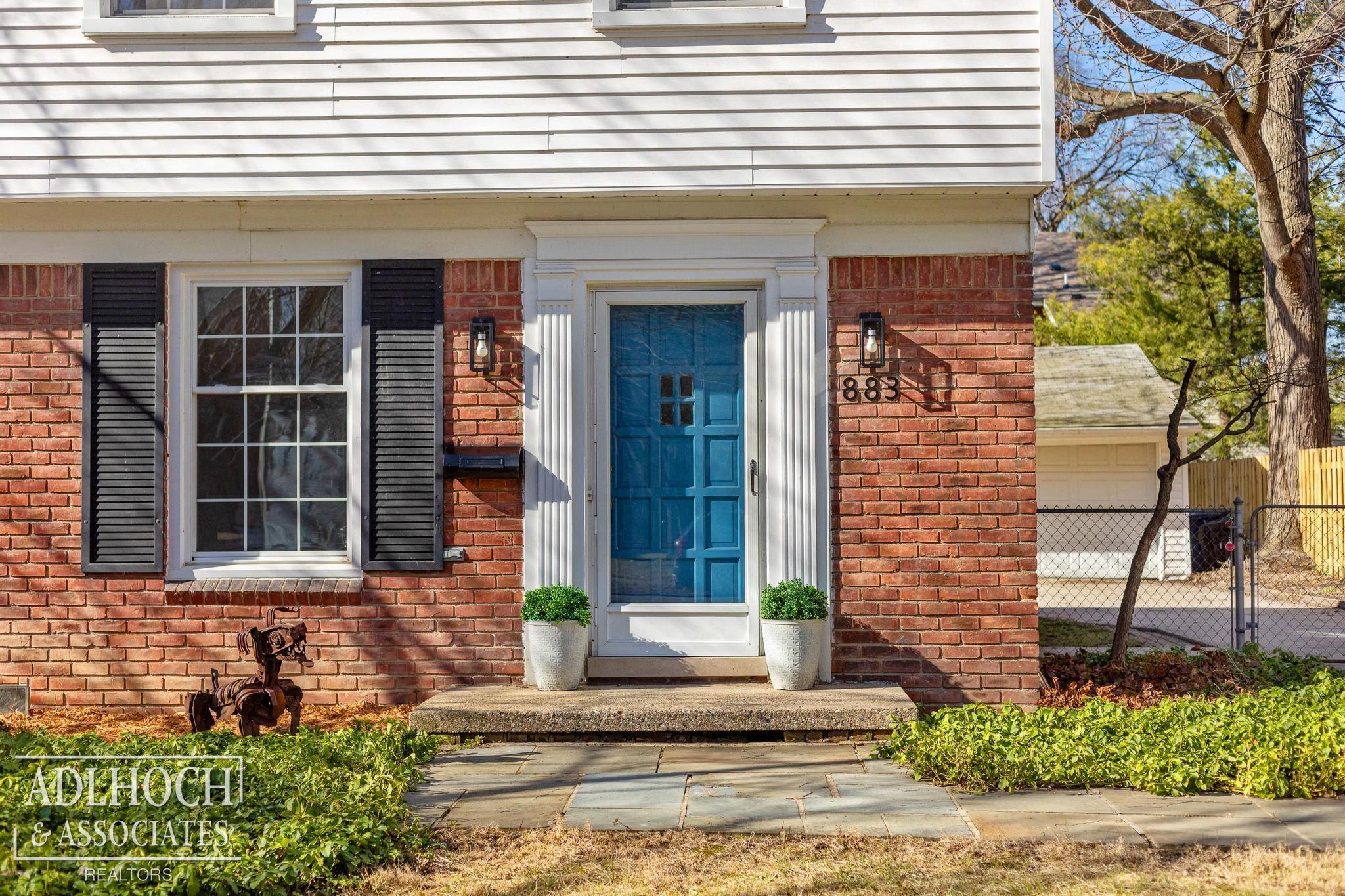 883 Lakepointe Street