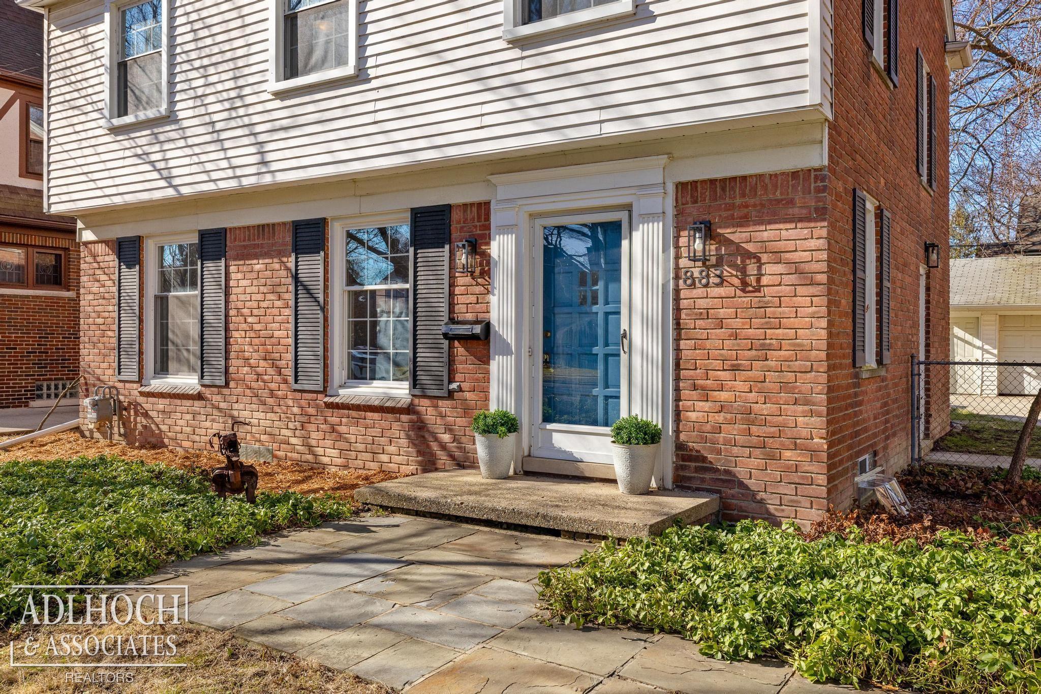 883 Lakepointe Street