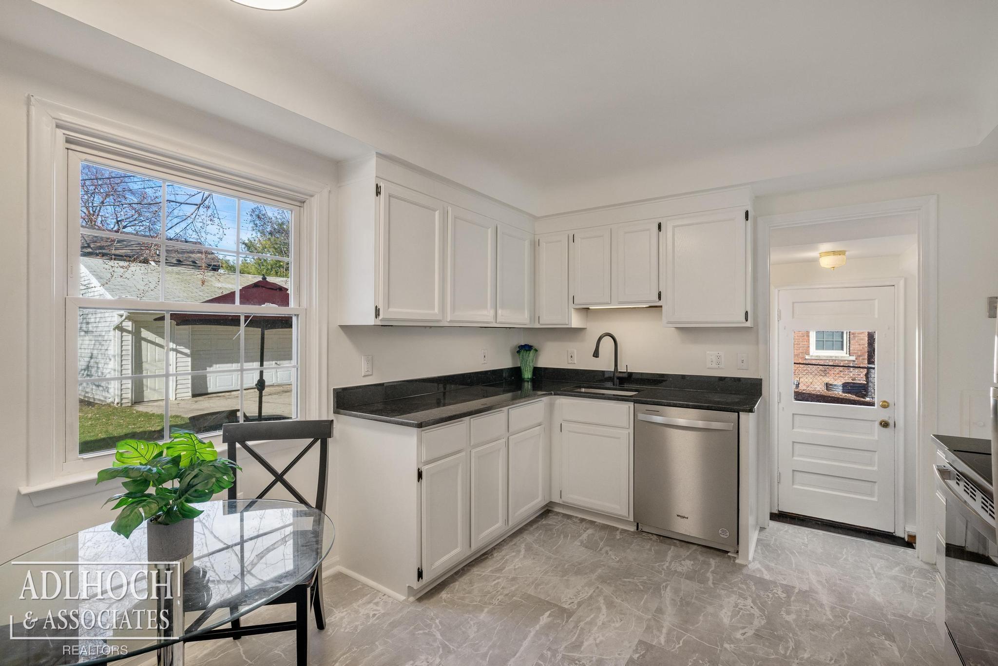 883 Lakepointe Street